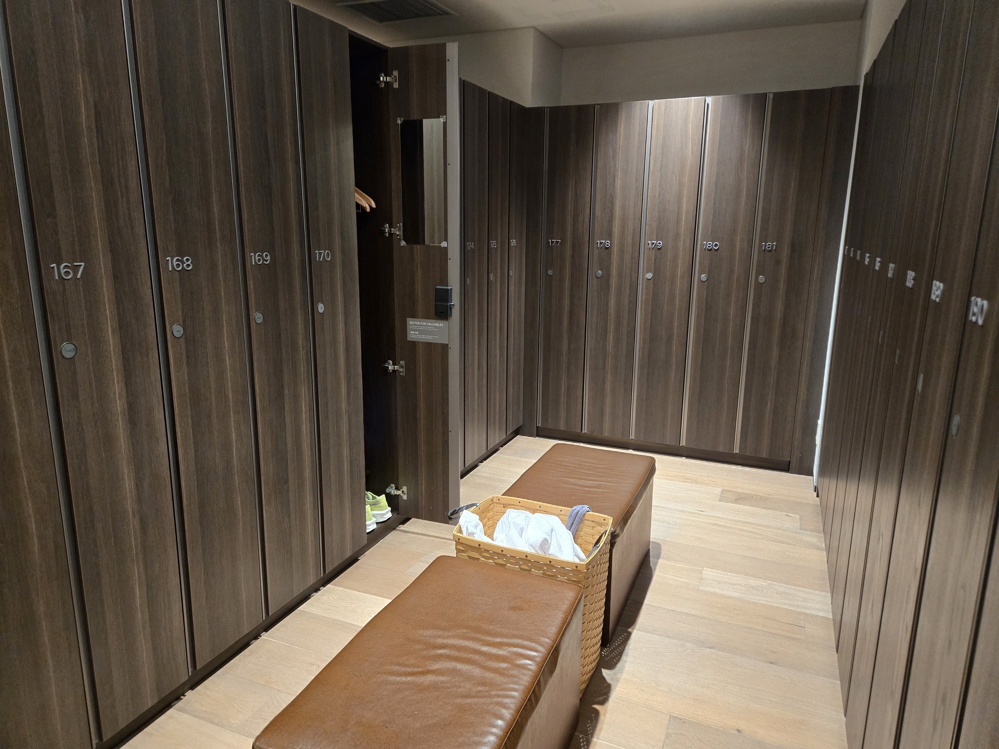 スパエリアのロッカールーム