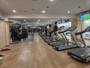 ジムエリアのトレッドミルと器具