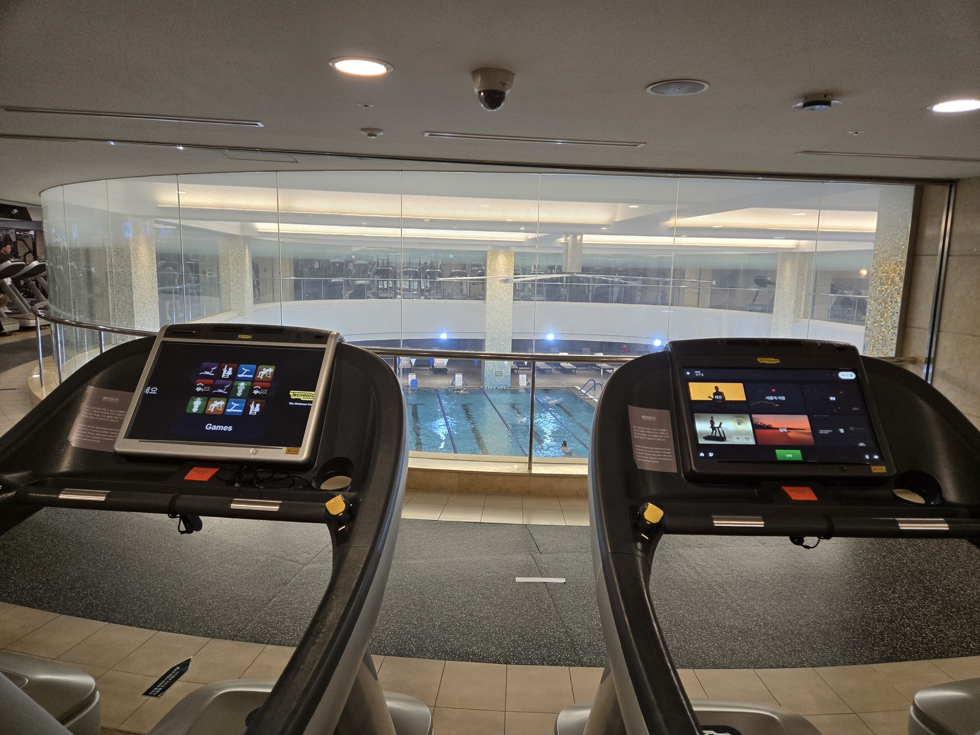 トレッドミルとプールの眺め