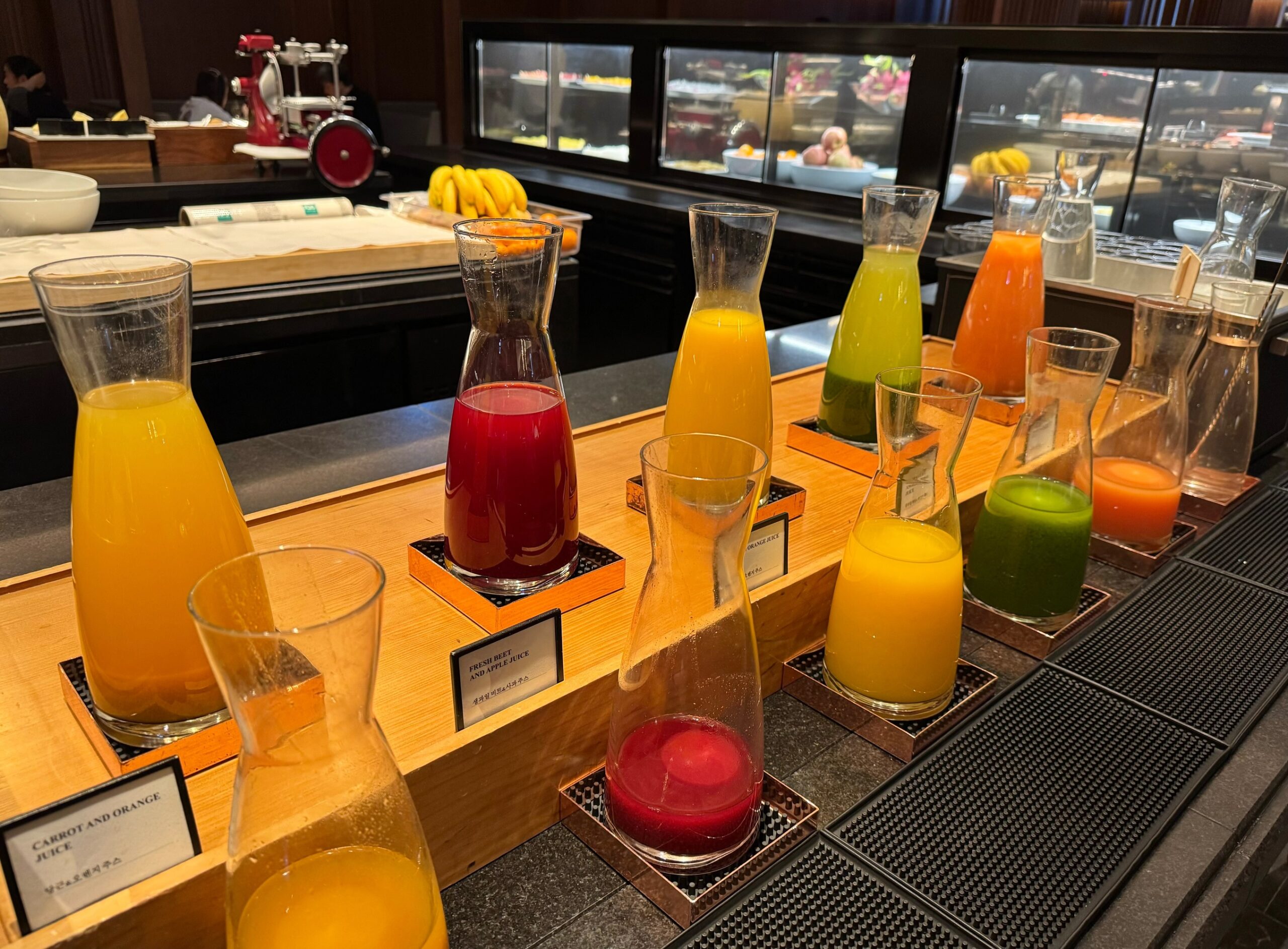 カラフルなジュースが並ぶカウンター