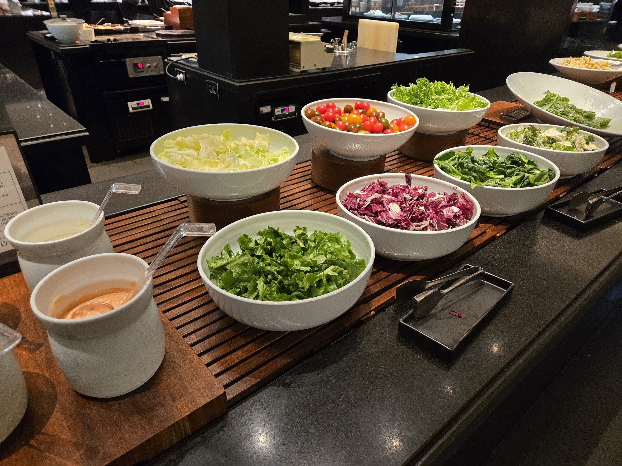 朝食ビュッフェのサラダバー、新鮮な野菜が並んでいる様子