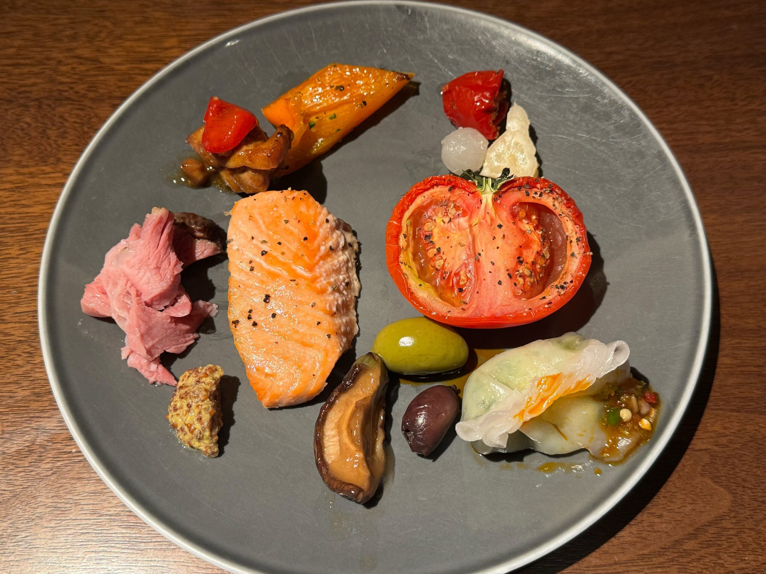 サーモンや野菜の盛り合わせ