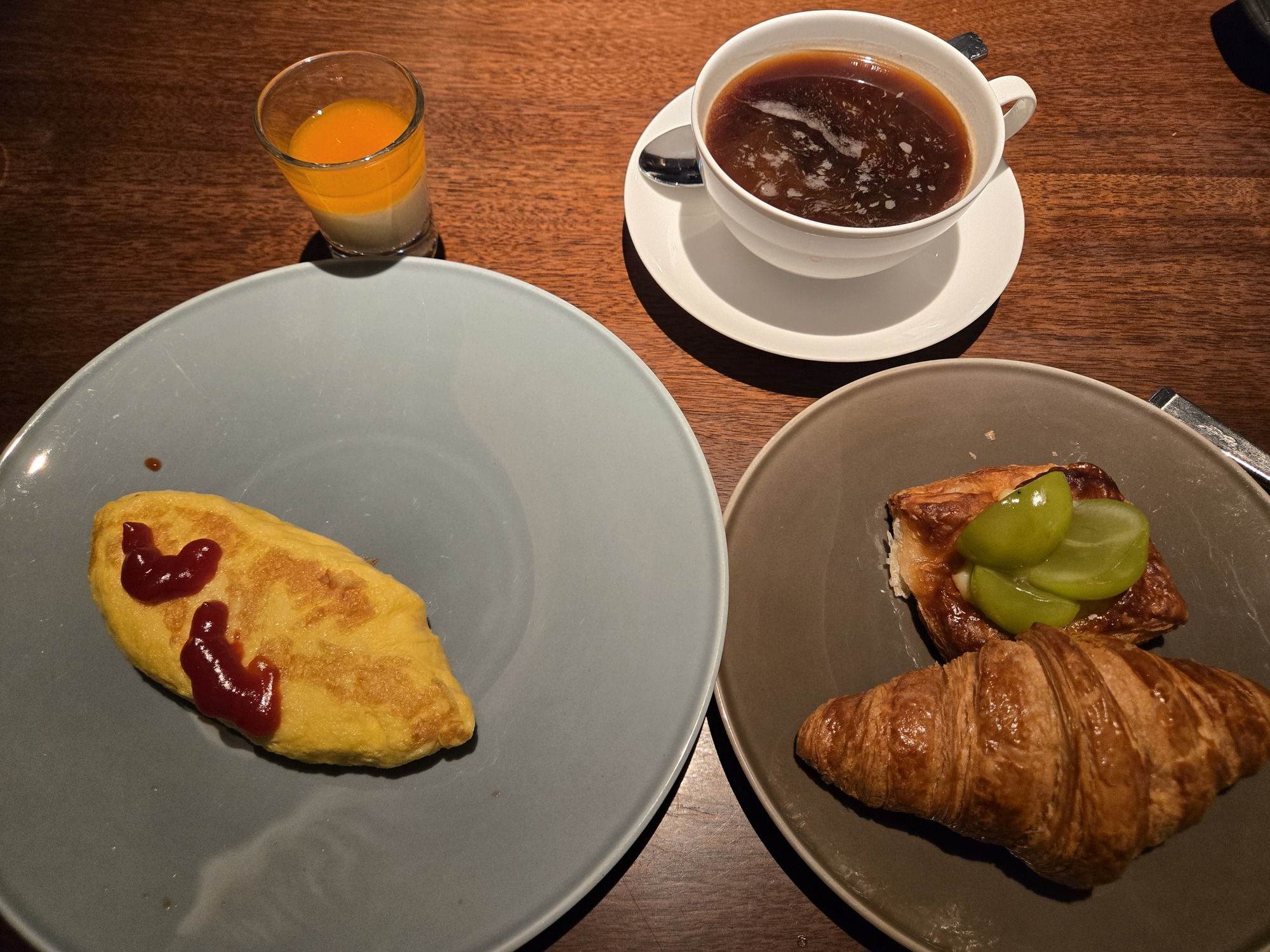 オムレツとクロワッサンの朝食セット