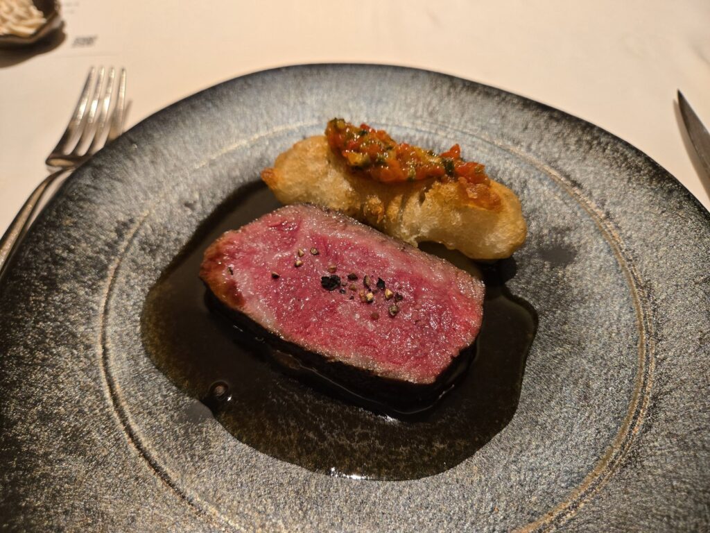 La Paix のメインの牛ステーキ