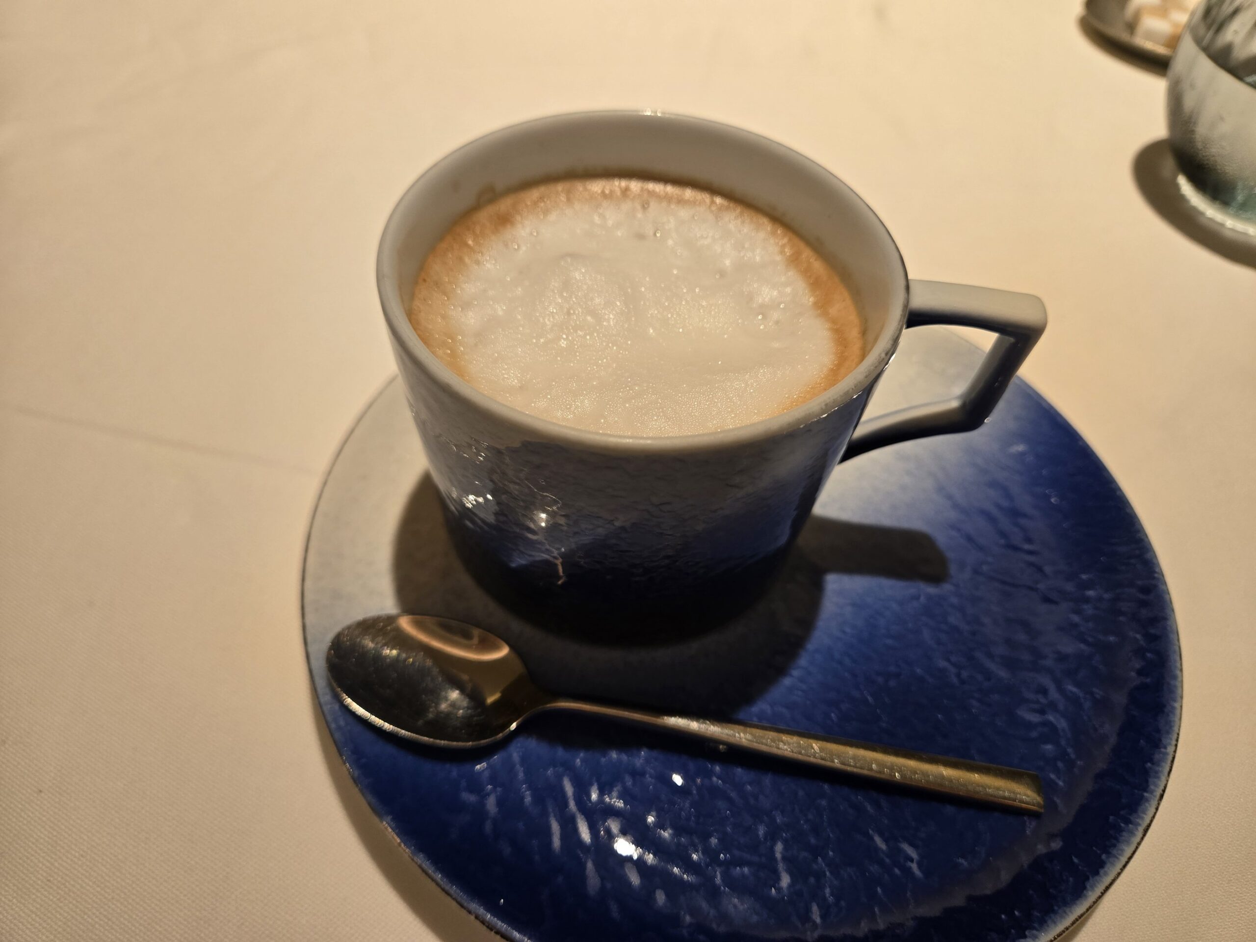 カプチーノ、青いカップ