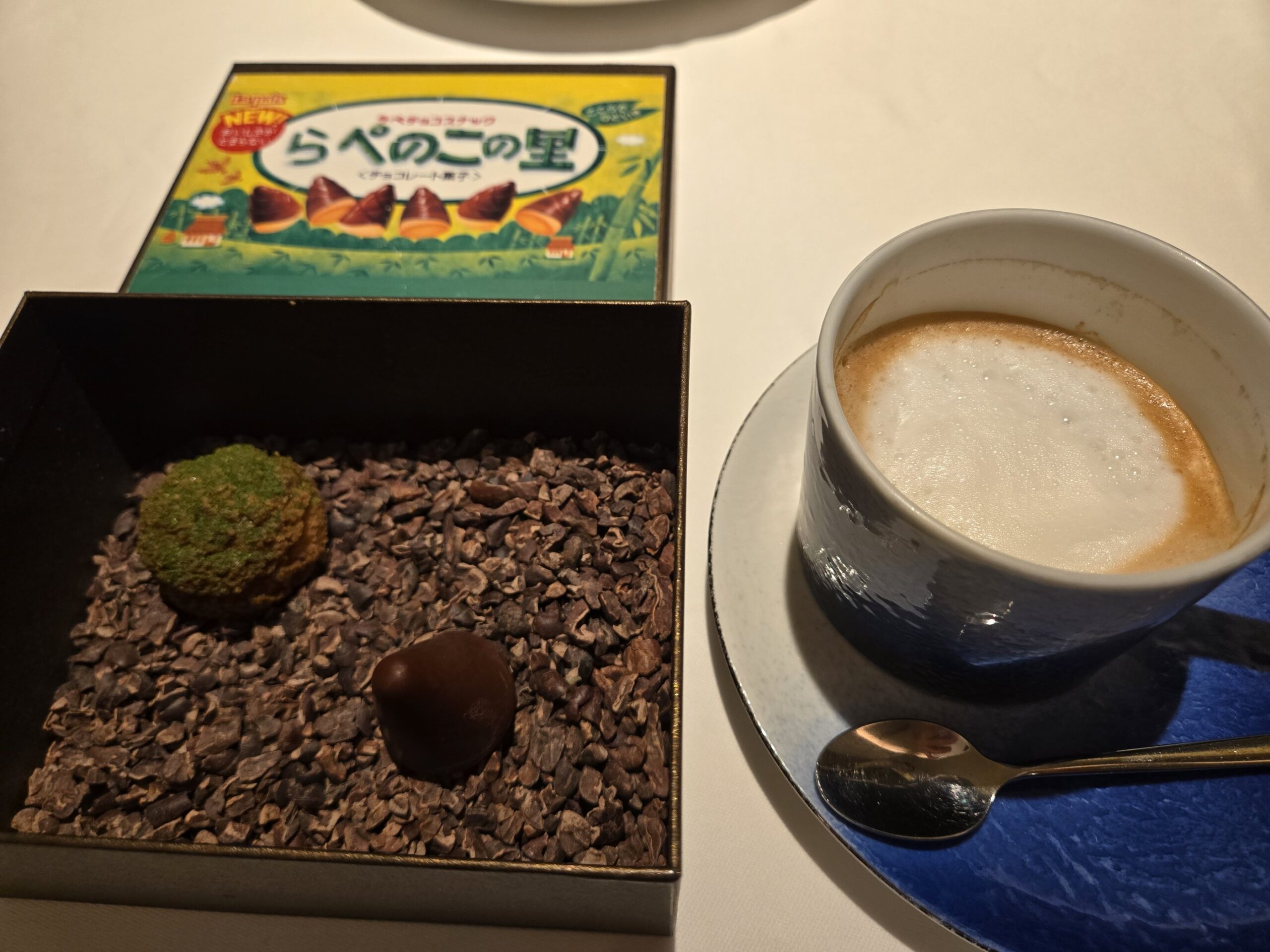 カプチーノとお菓子、青いカップ、ラーベの箱