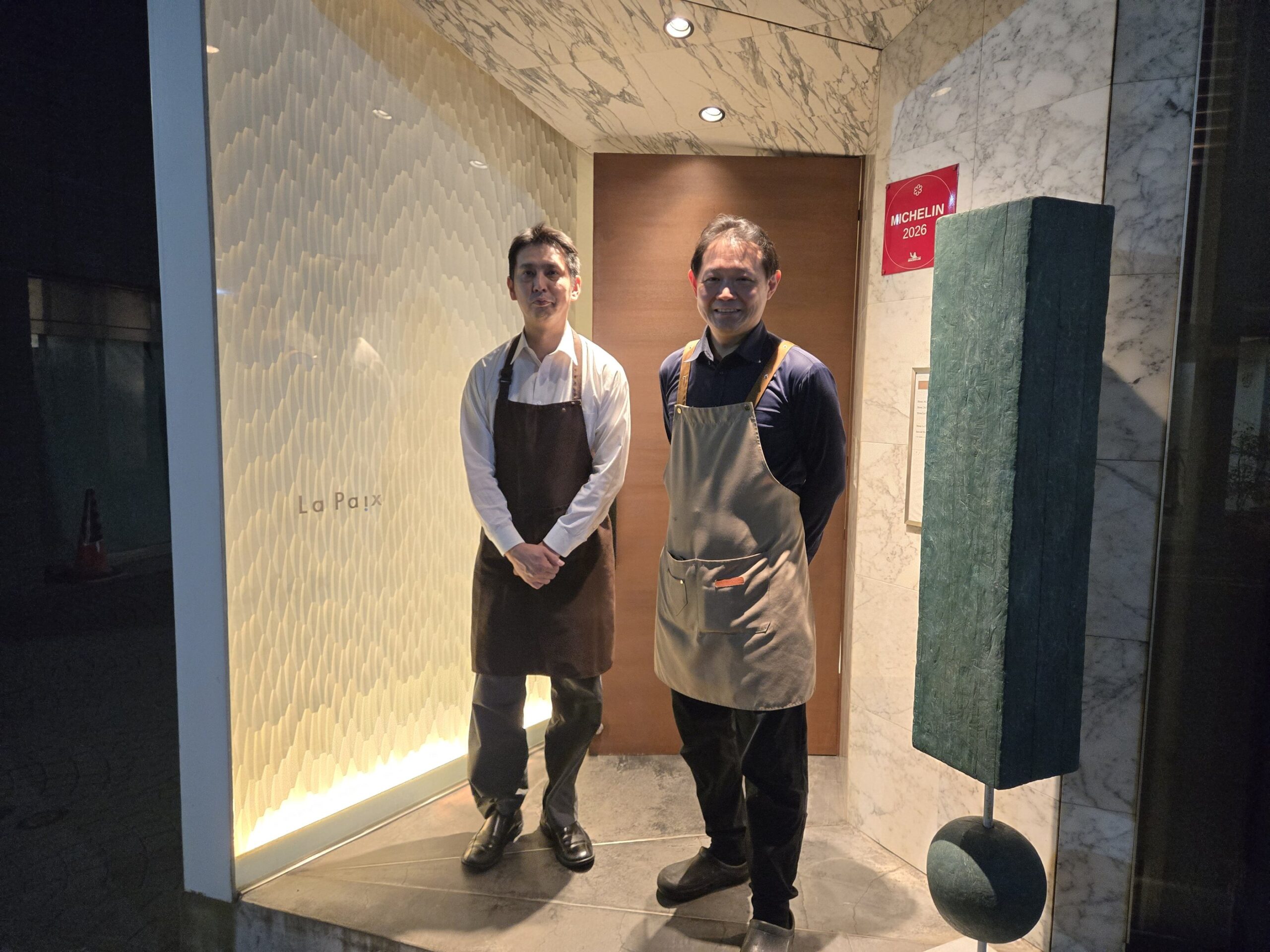 ラペの田中マネージャと松本一平シェフがお店の前までお見送り