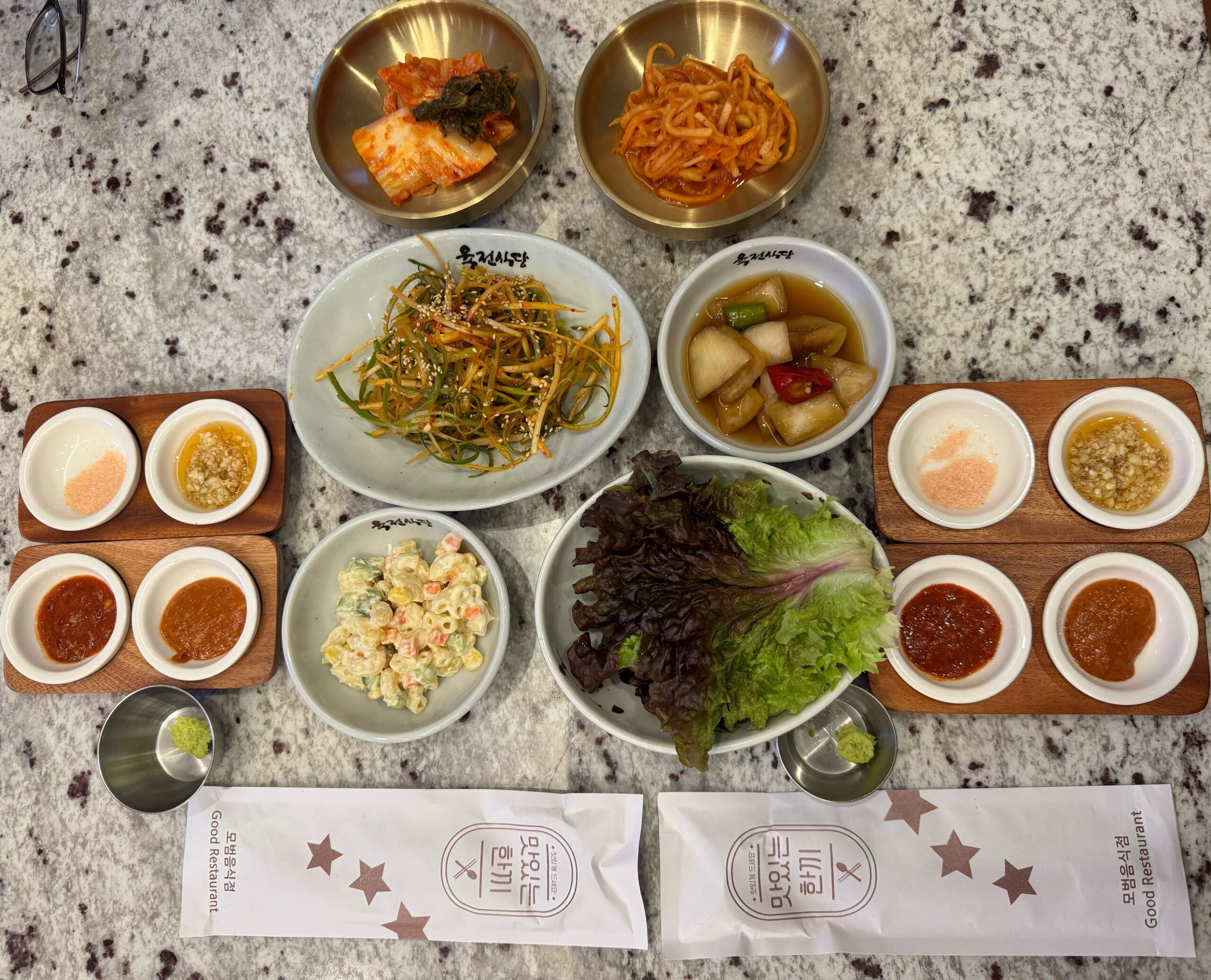 サイドディッシュ、キムチやサラダ