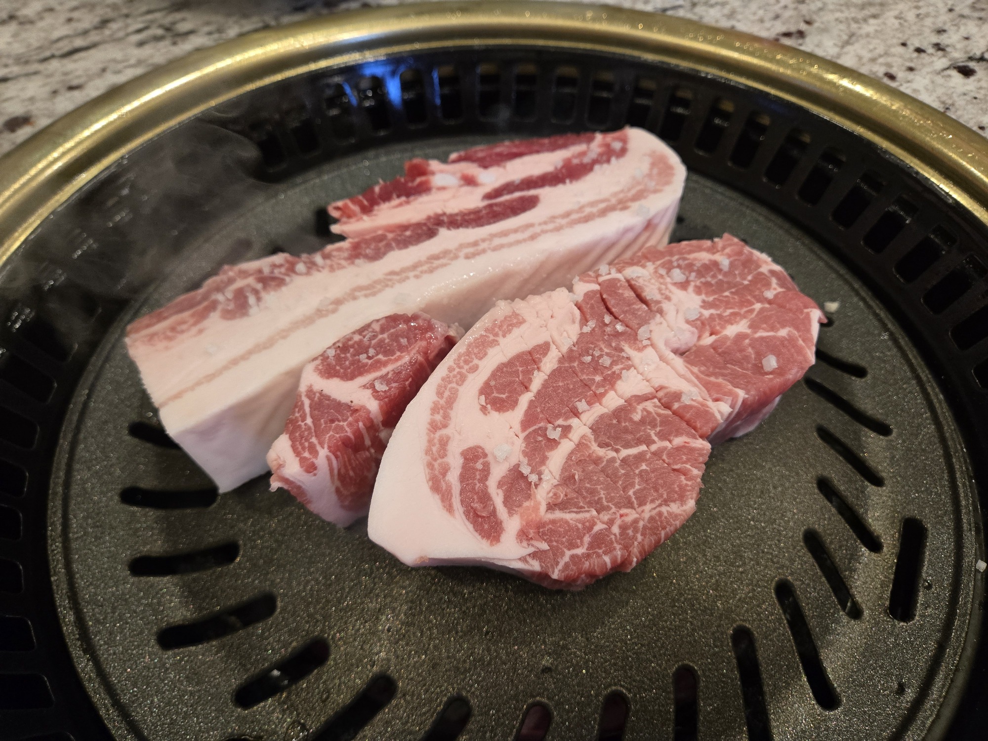 サムギョプサルとモクサル、焼き始め