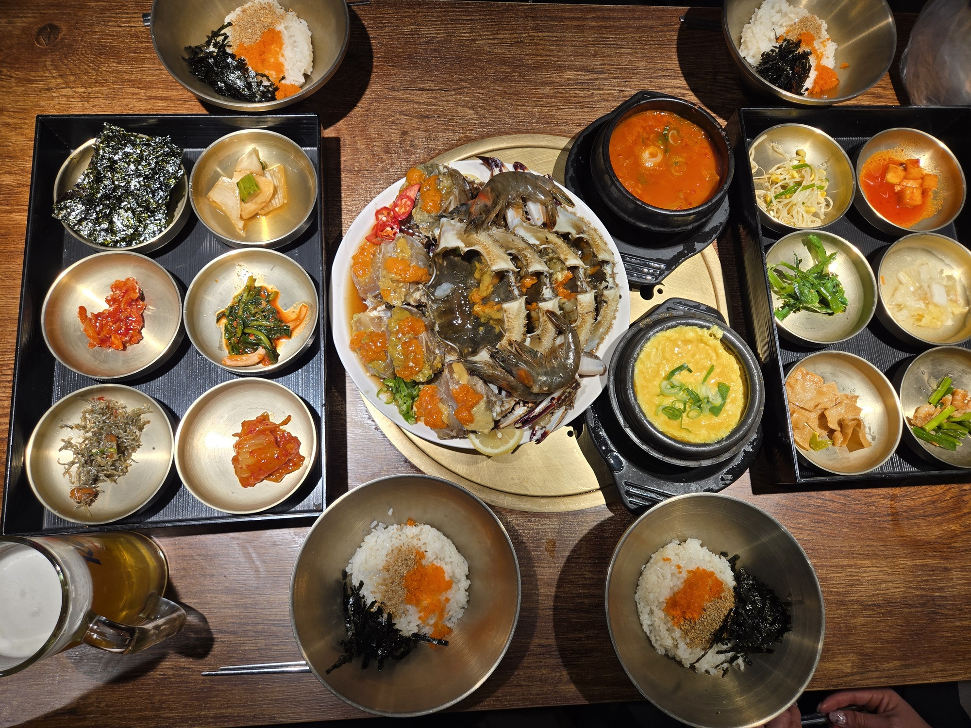 豪華なカンジャンケジャンのセット、多数の副菜が並ぶ