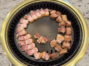 鉄板で焼かれるサムギョプサルのお肉