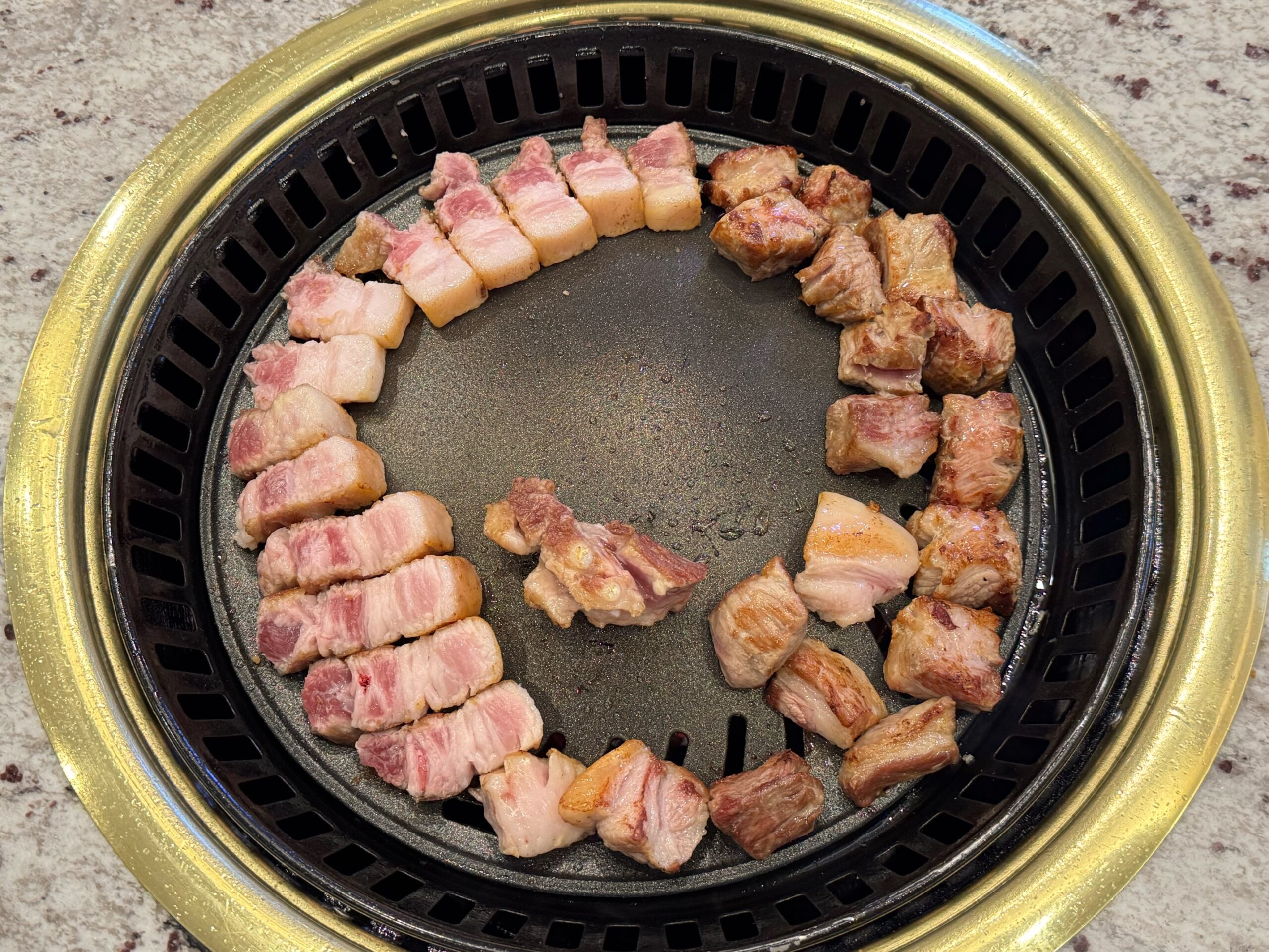 鉄板で焼かれるサムギョプサルのお肉