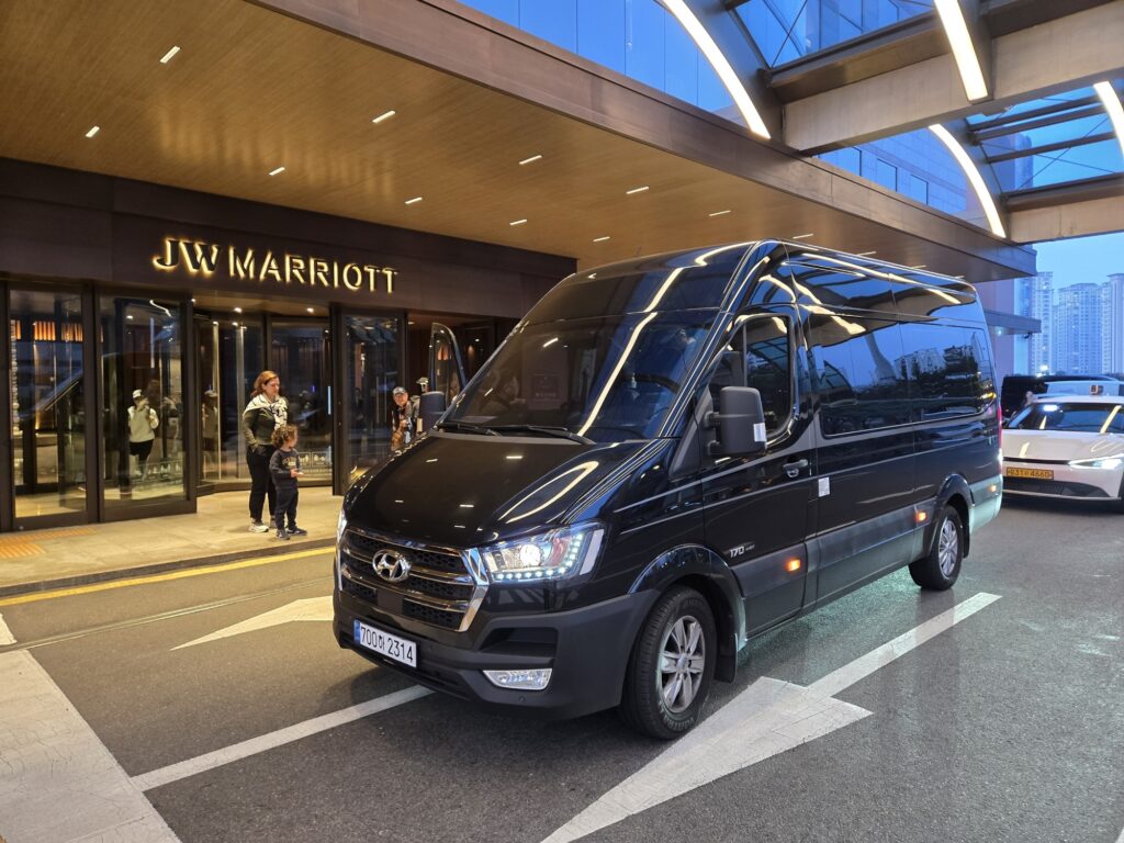 ヒュンダイの大型15人乗りのプライベートチャーター