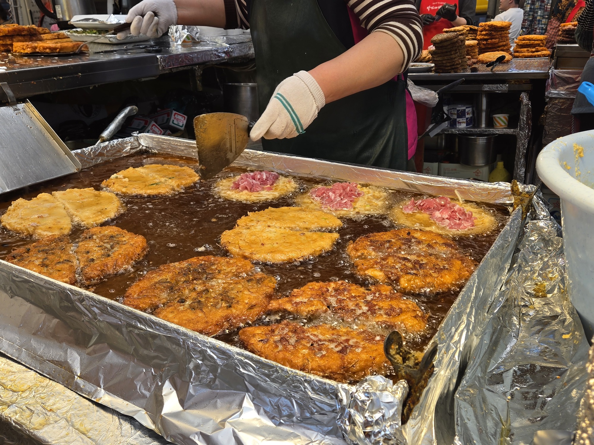 チヂミを揚げる様子