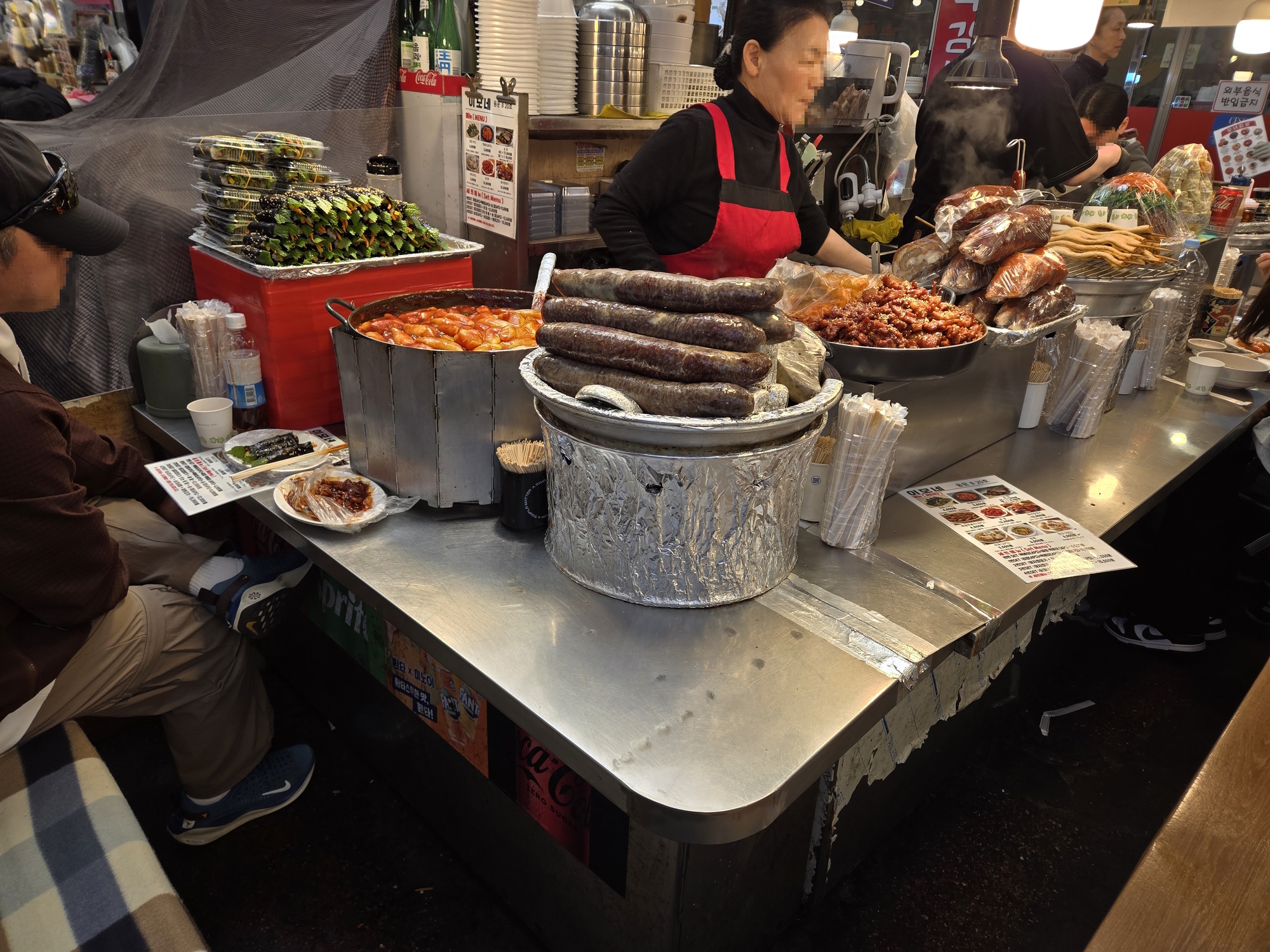 屋台のソーセージなどの料理
