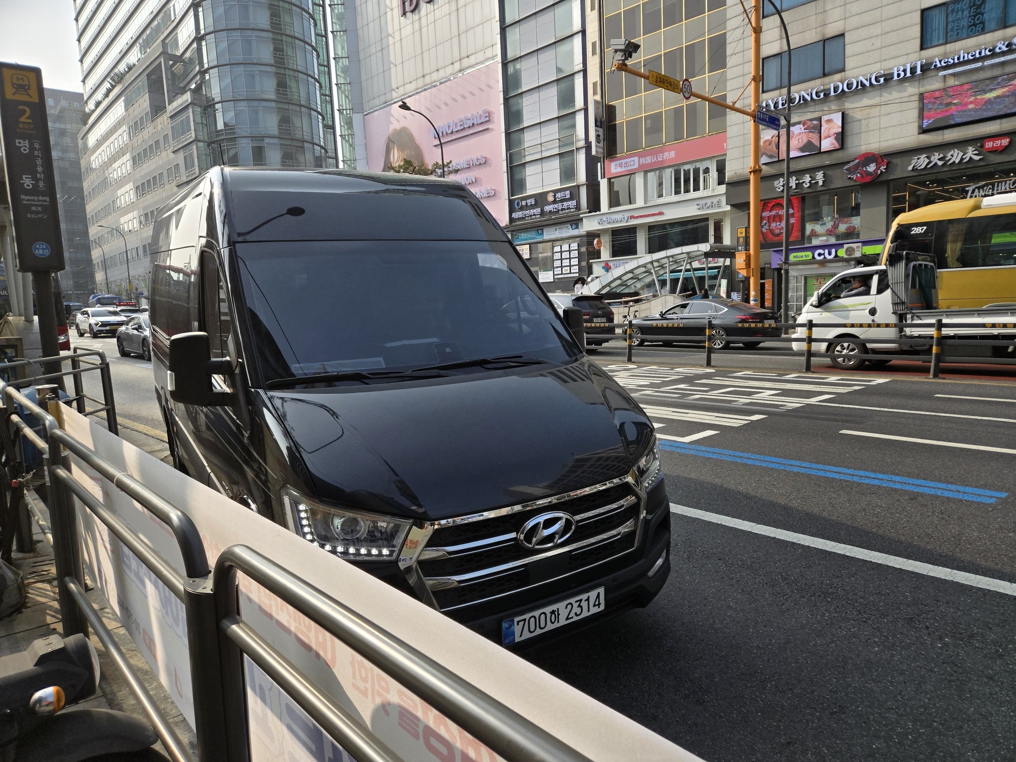 明洞とヒュンダイ・ソラティ