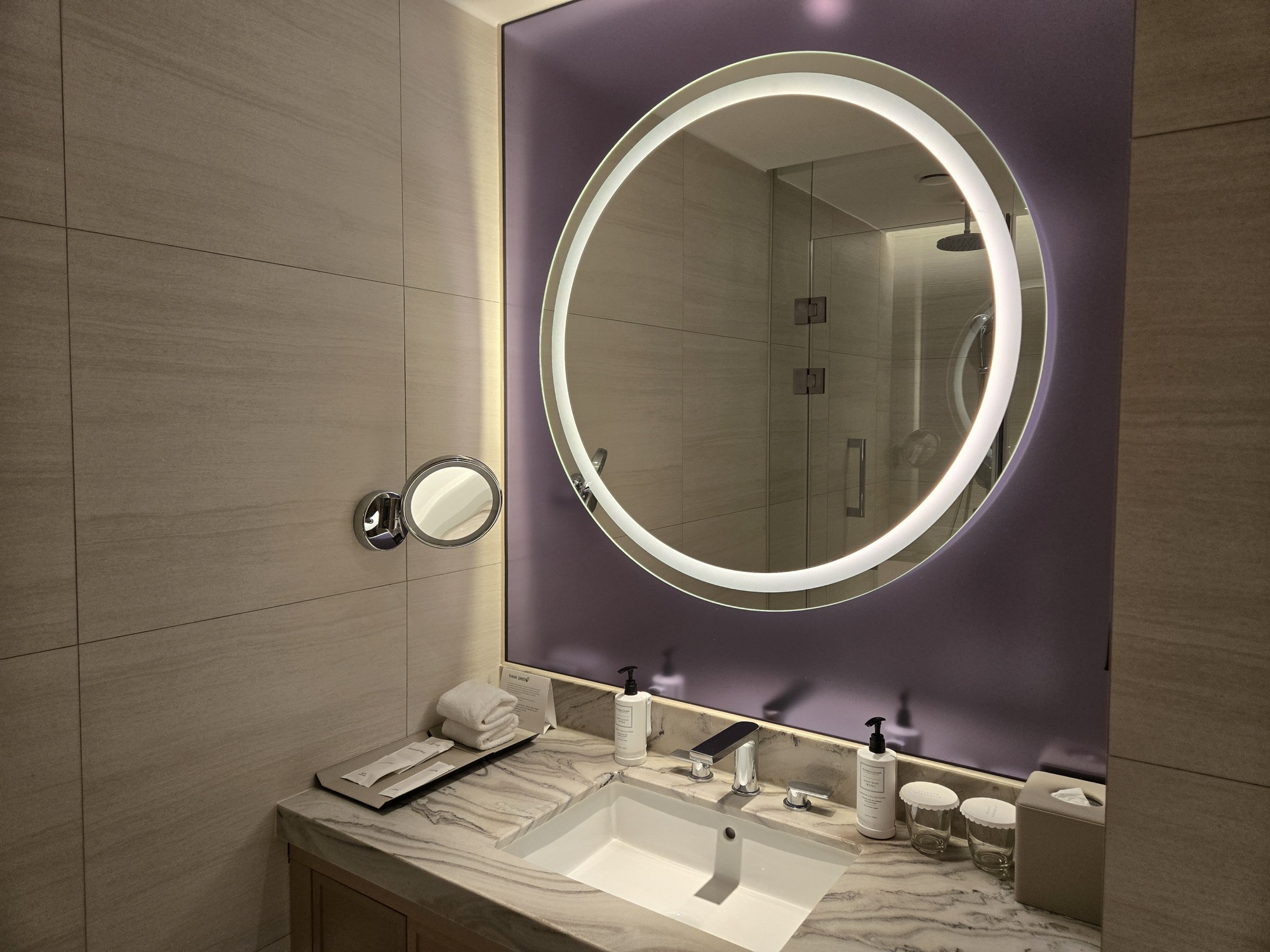 バスルームの鏡と洗面台