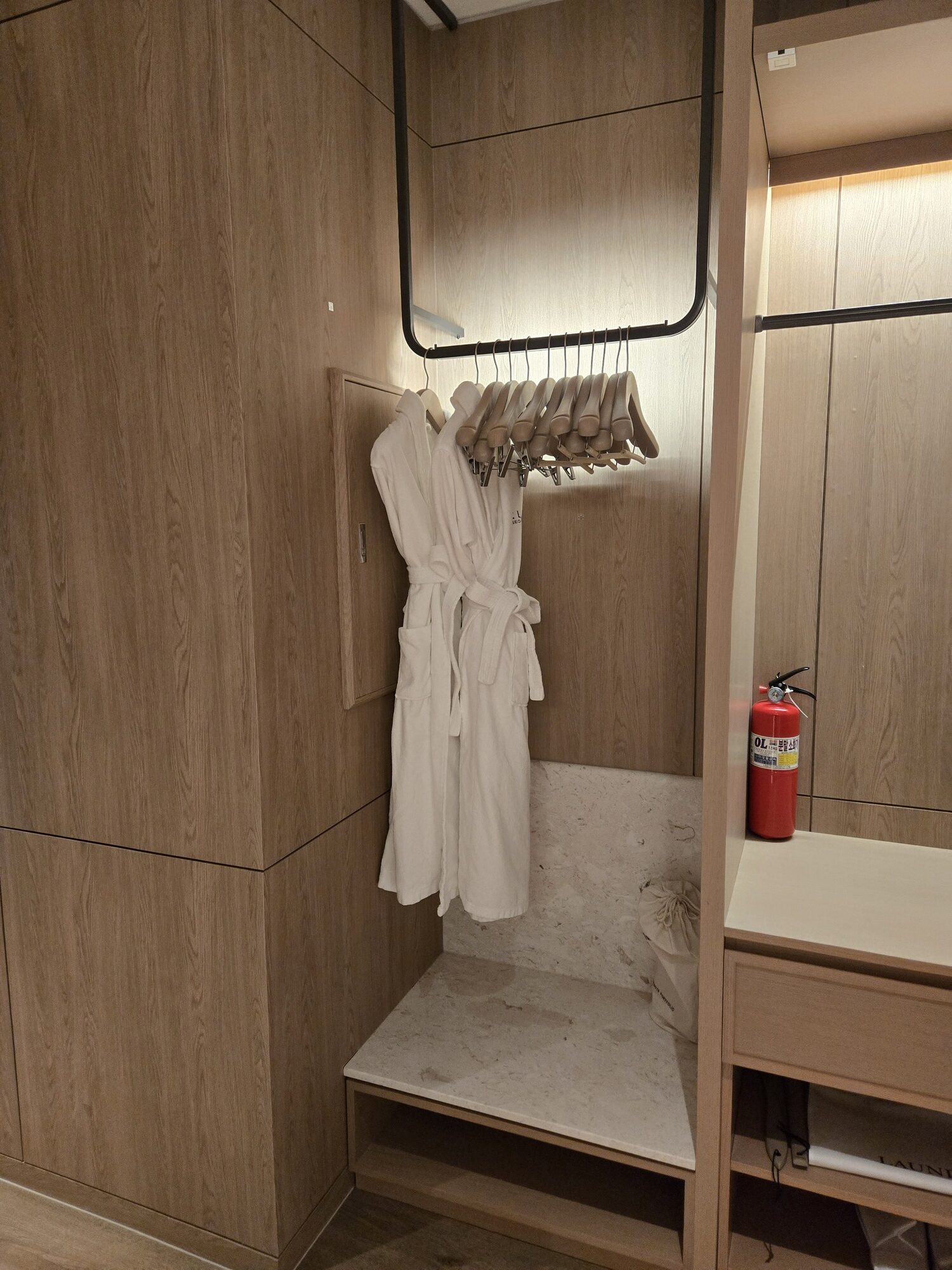 クローゼットとバスローブ