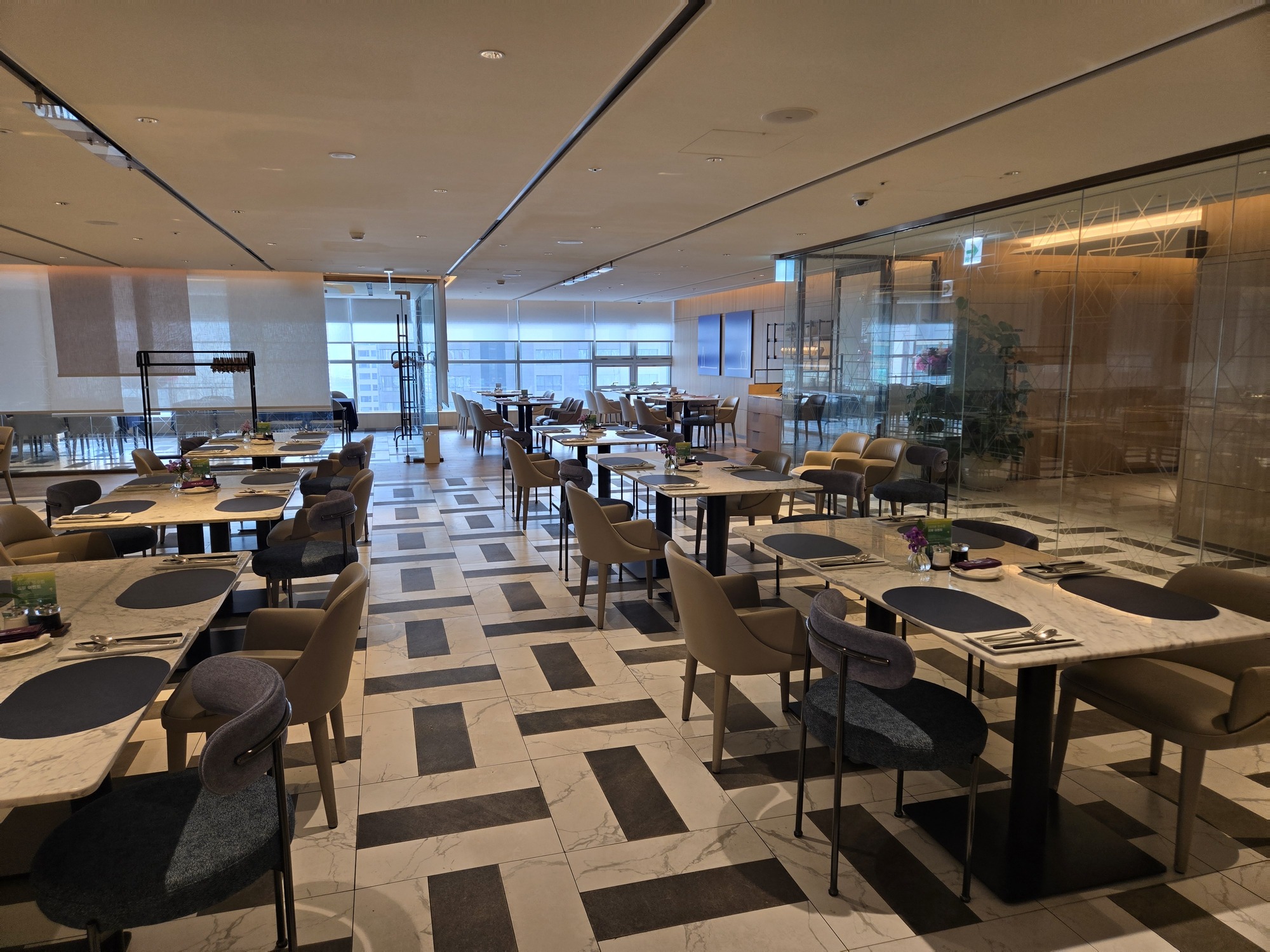 朝食会場のテーブル配置