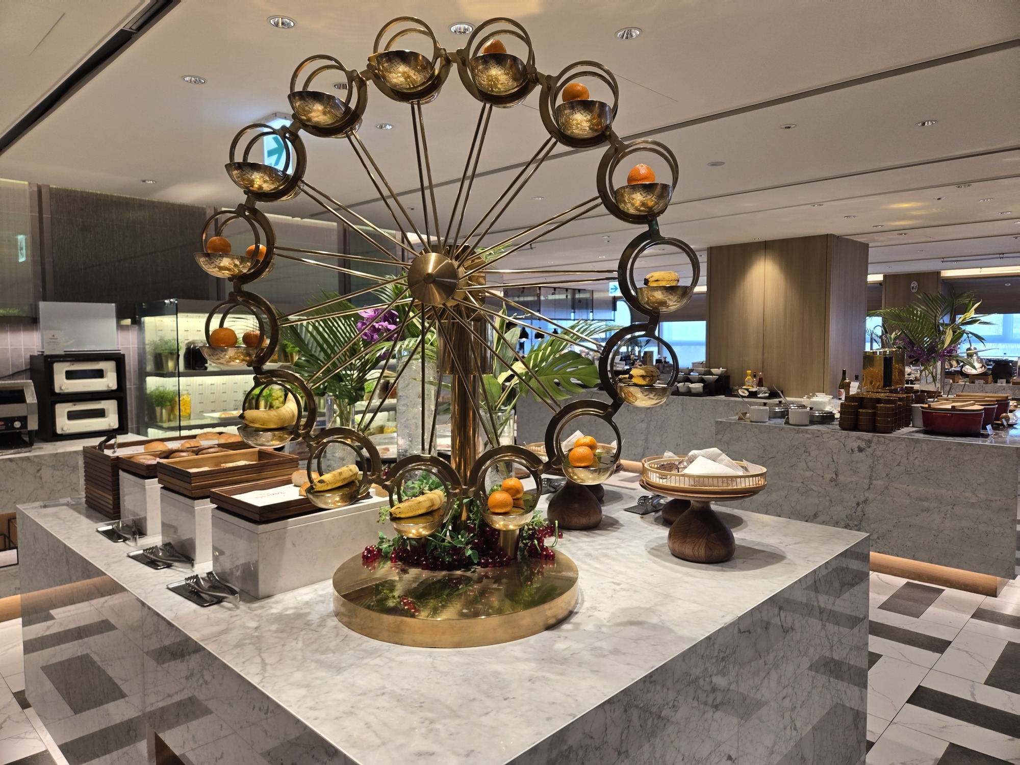 朝食会場のフルーツディスプレイ