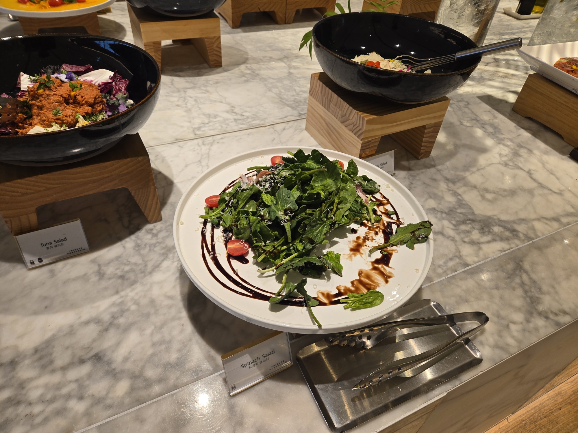 朝食ビュッフェのサラダ