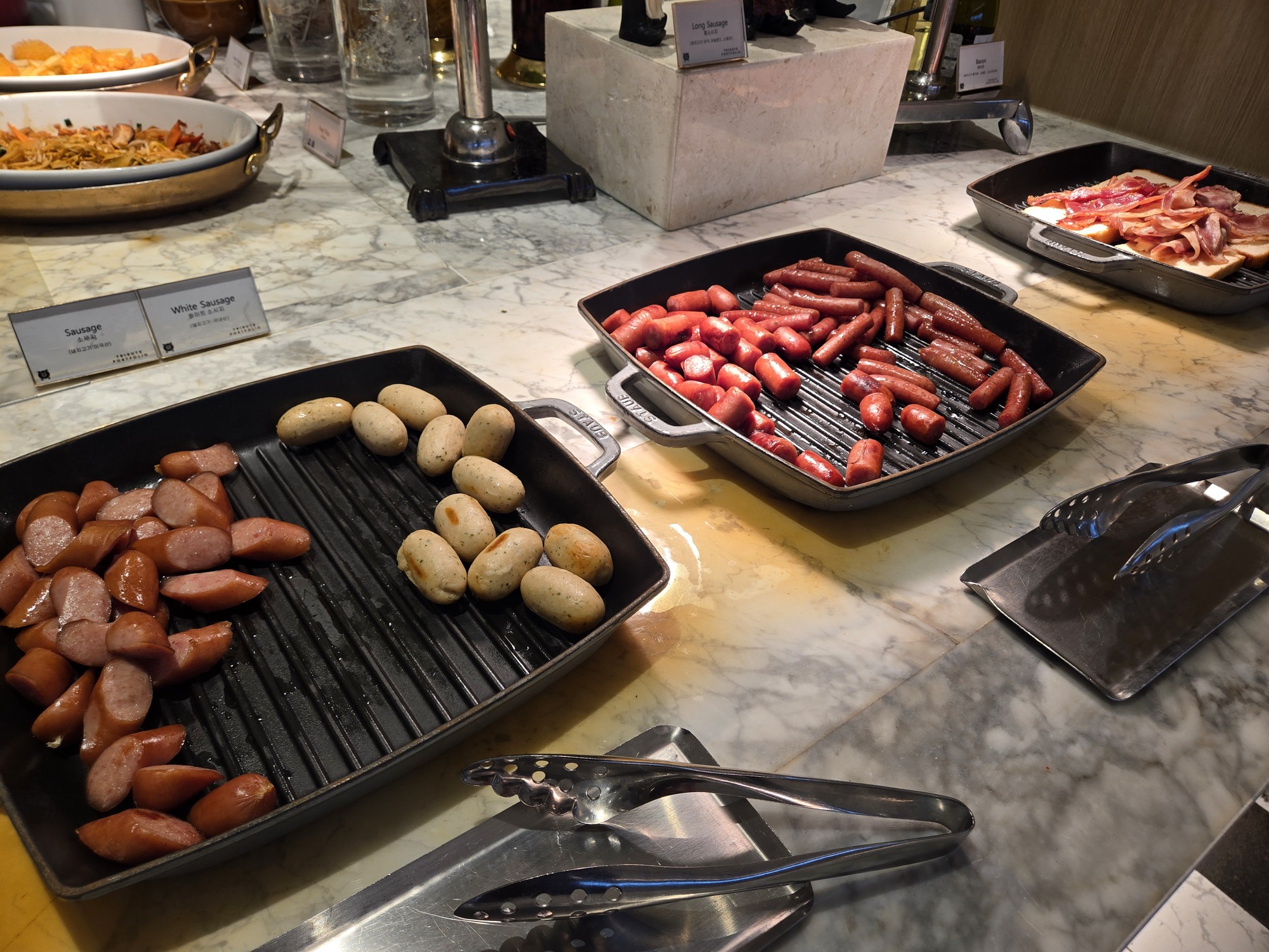朝食ビュッフェのソーセージ