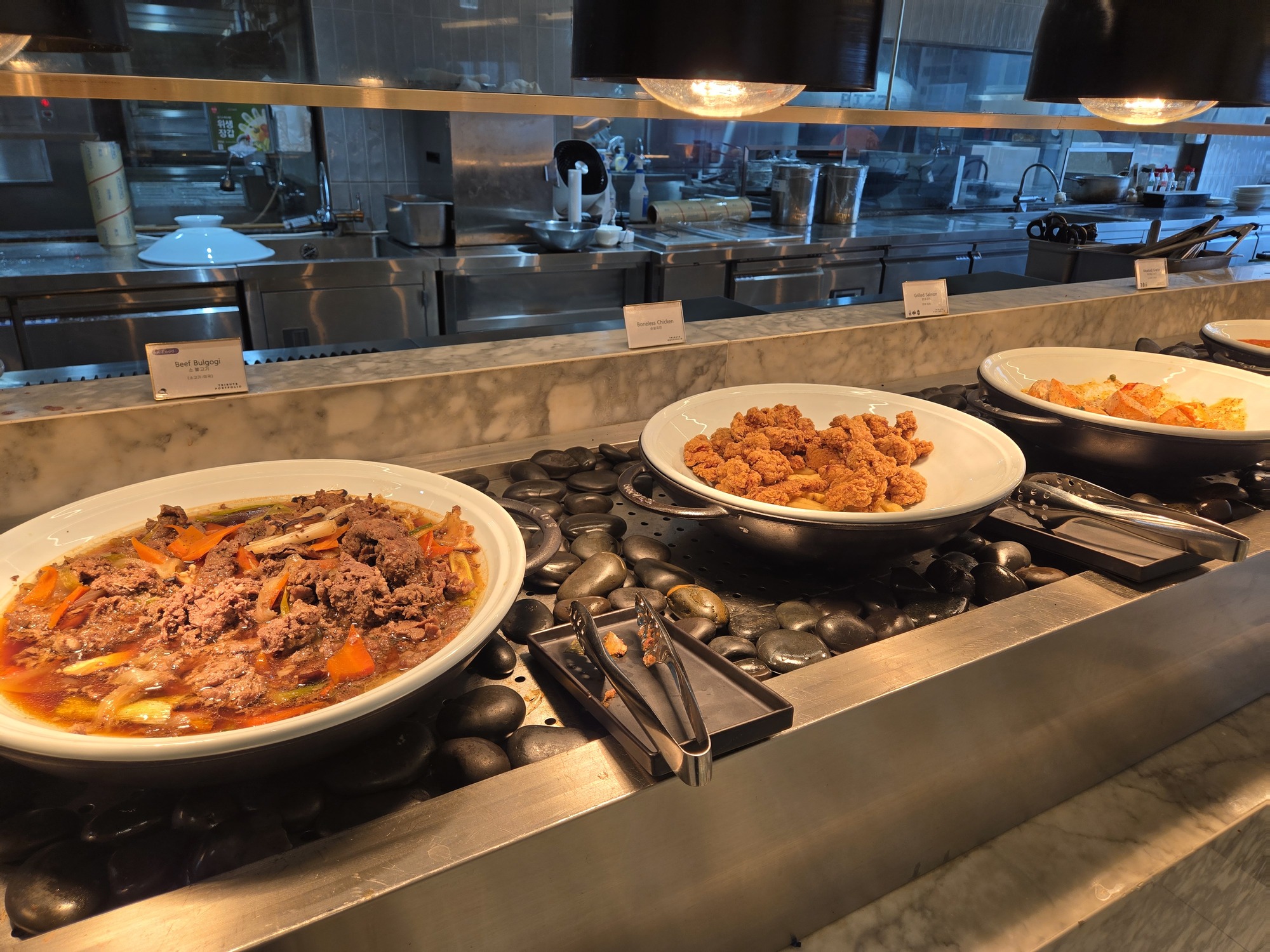 朝食ビュッフェの温かい料理