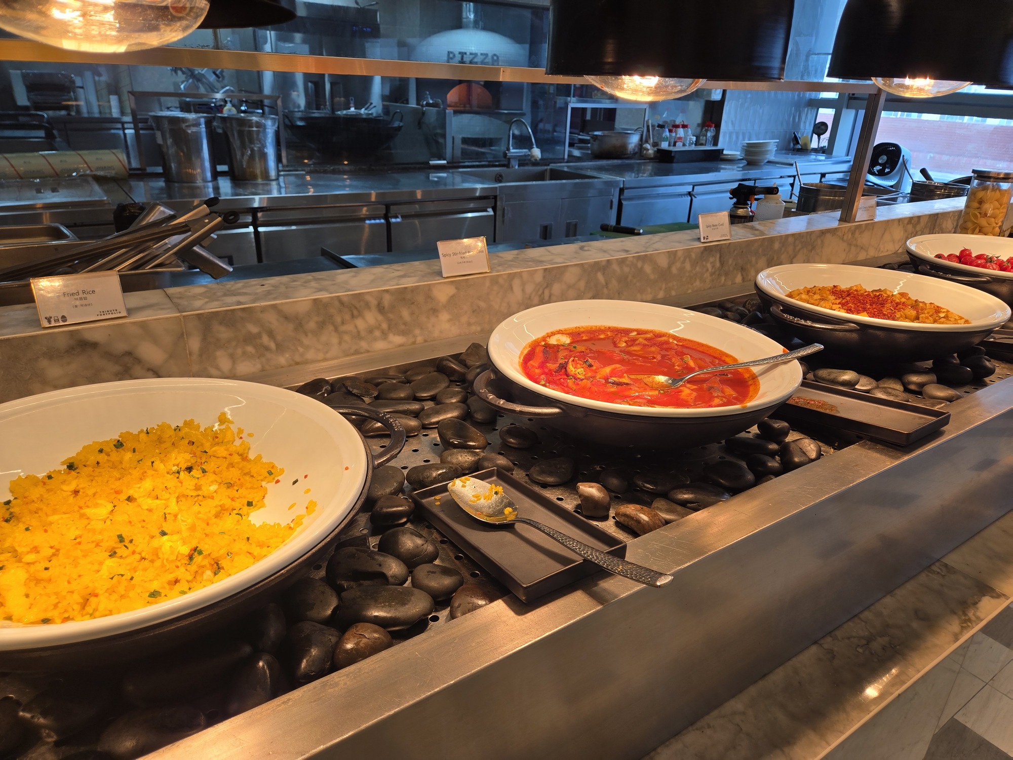 朝食ビュッフェのホットディッシュ