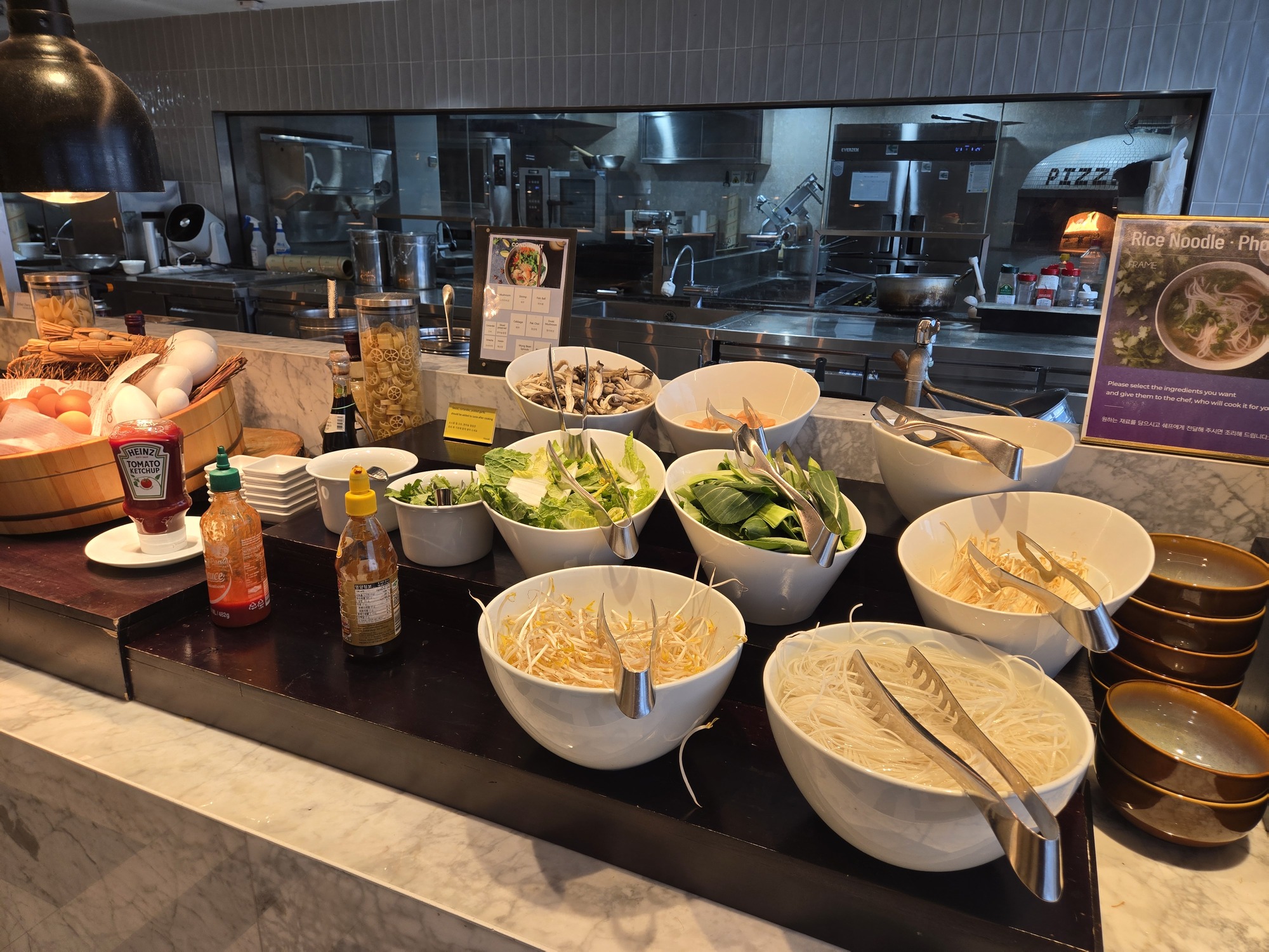 朝食ビュッフェのヌードルバー