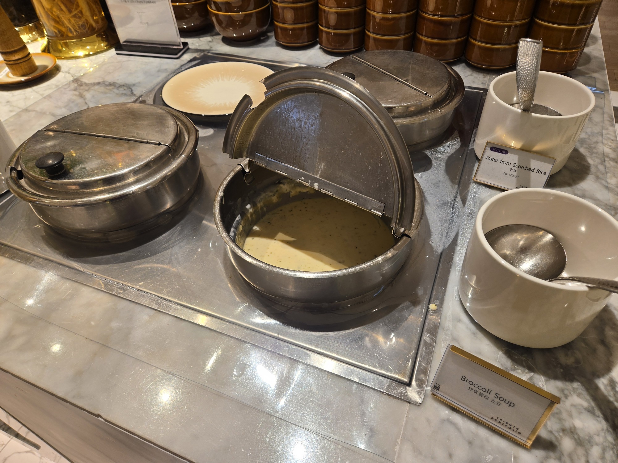 朝食ビュッフェのブロッコリースープ