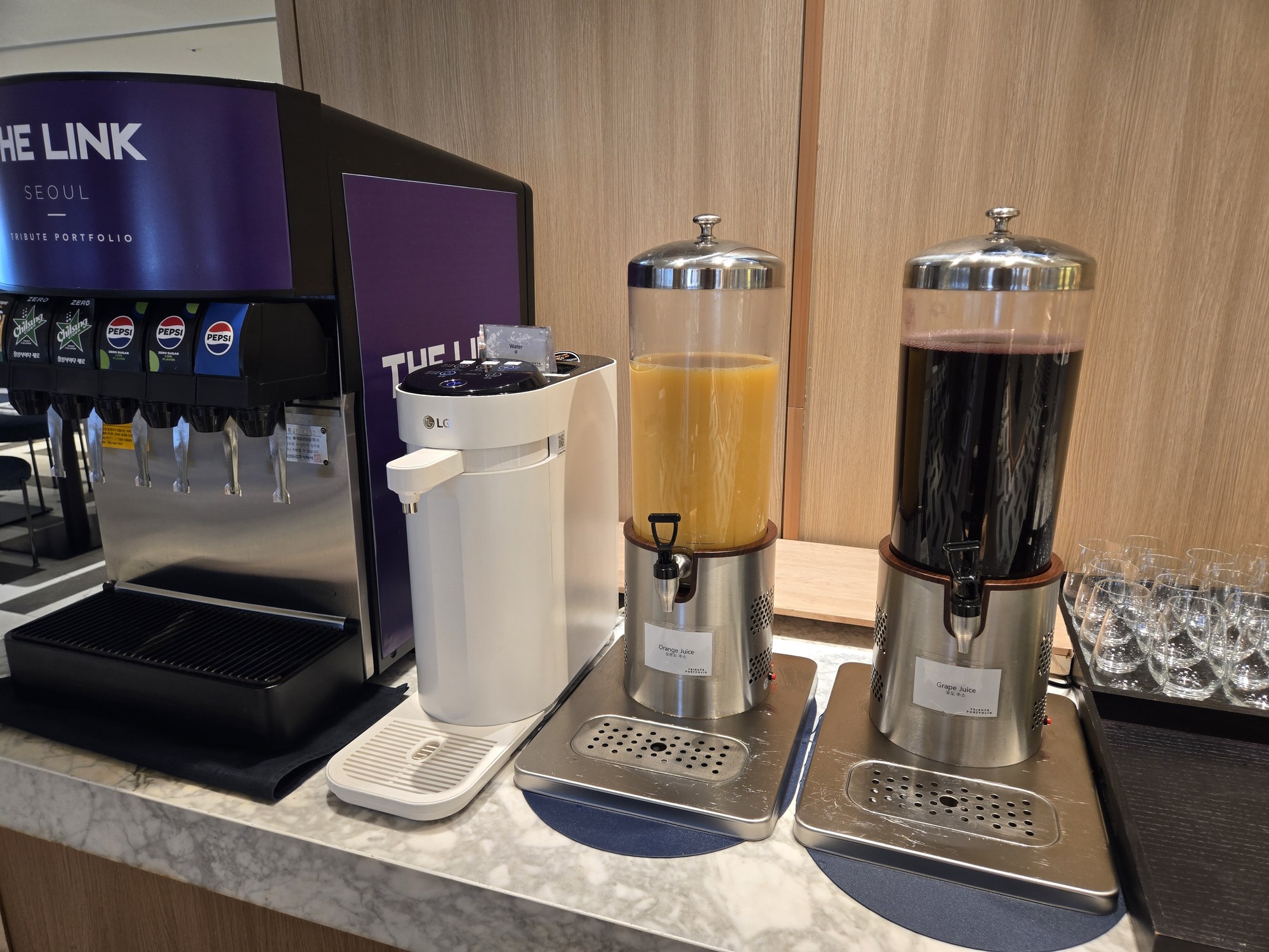 朝食ビュッフェのジュースバー