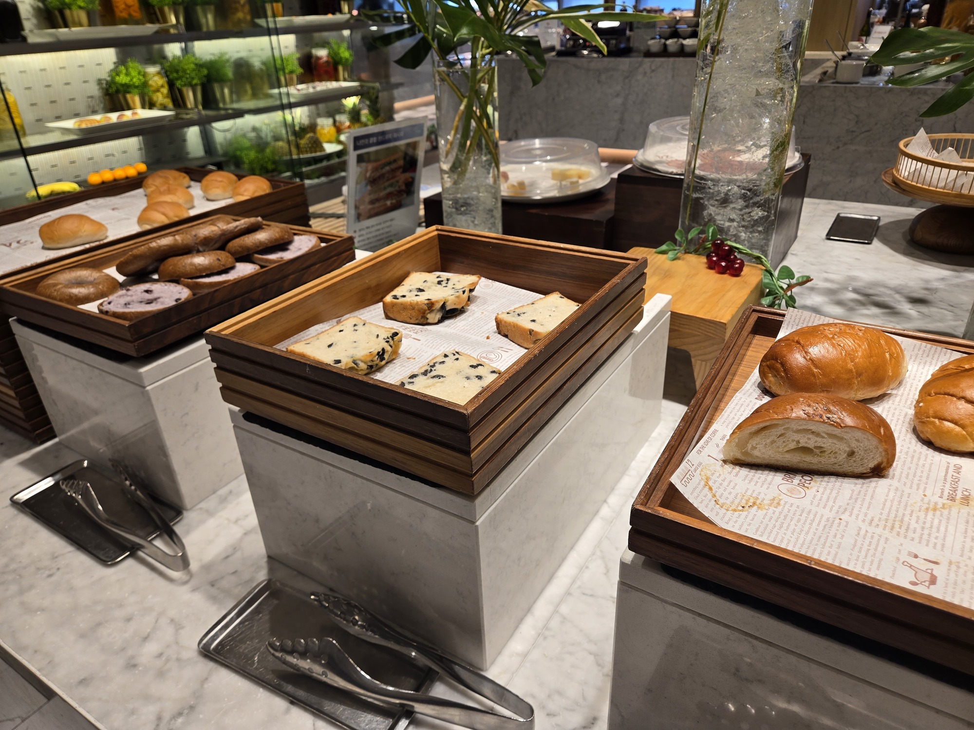 朝食ビュッフェのパン