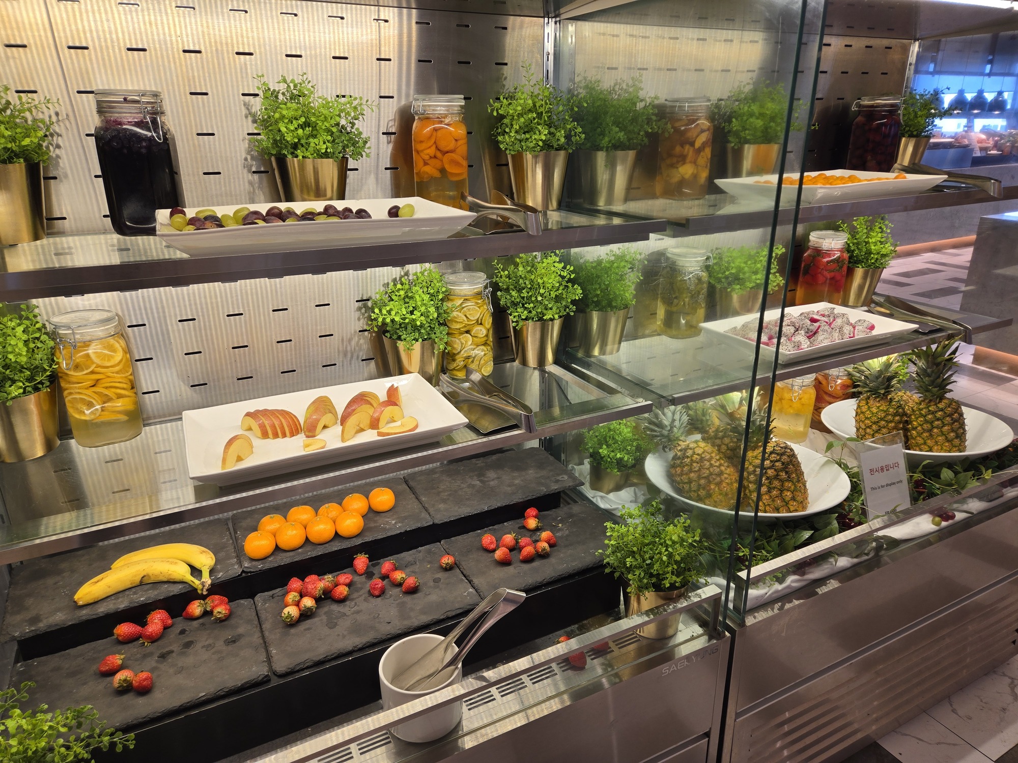 朝食ビュッフェのフルーツとピクルス