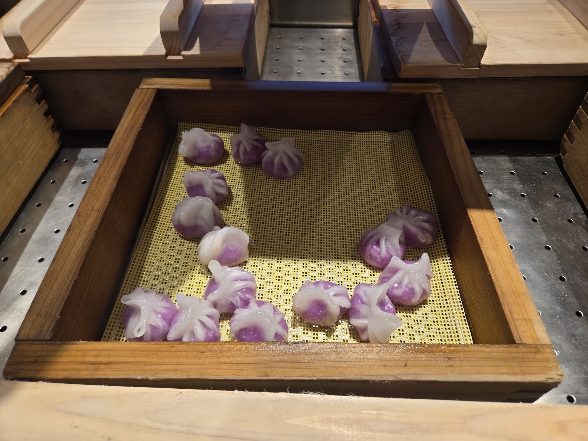 朝食ビュッフェの紫色の蒸し餃子