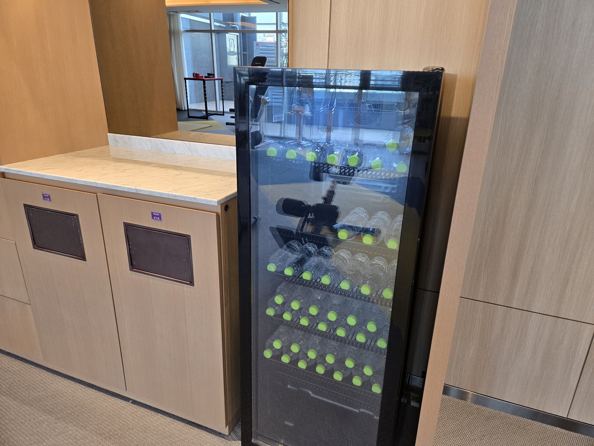 フィットネスセンターの水ボトル