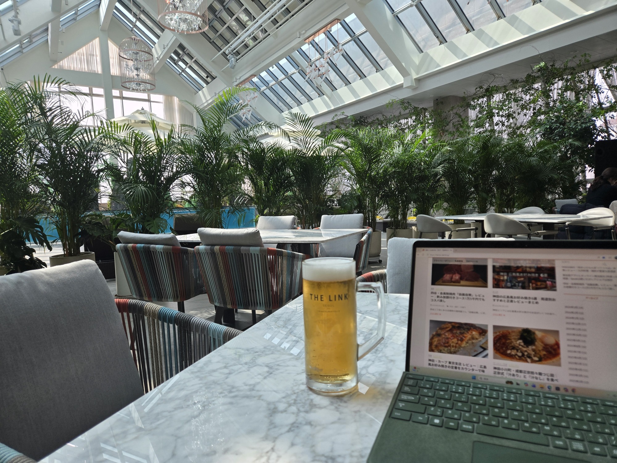 プールエリアでビール