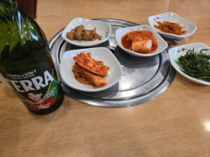 小皿とビール