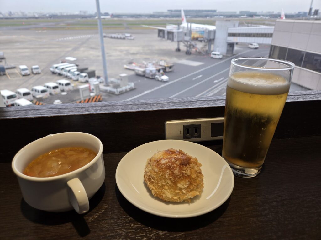 羽田空港JALダイヤモンドプレミアムラウンジのビールとカレーパン