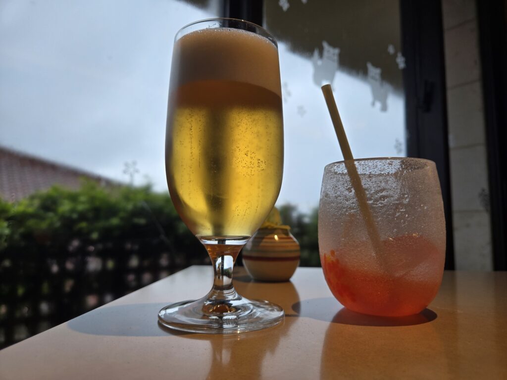ハイアット リージェンシー 瀬良垣アイランド 沖縄のクラブラウンジのビール