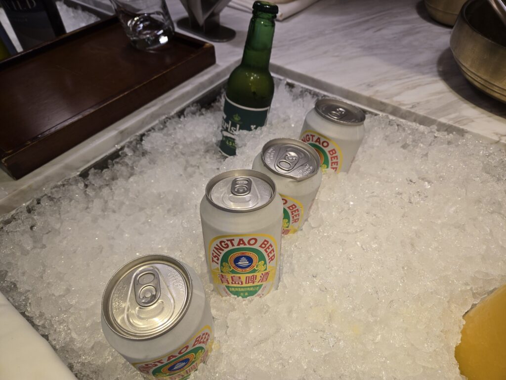 ルネッサンス香港のラウンジで冷やされているビール