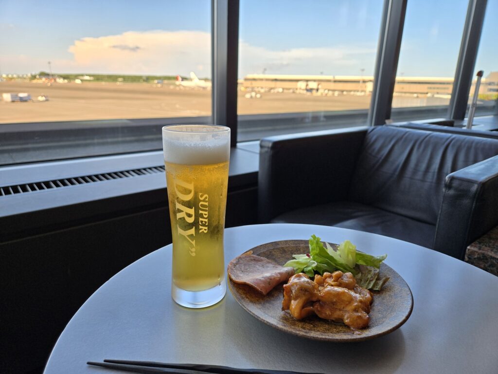 成田空港のラウンジのビールとオツマミ