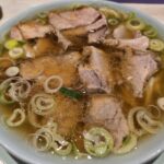 チャーシューとネギたっぷりのラーメン