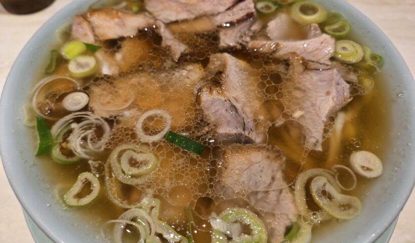 チャーシューとネギたっぷりのラーメン