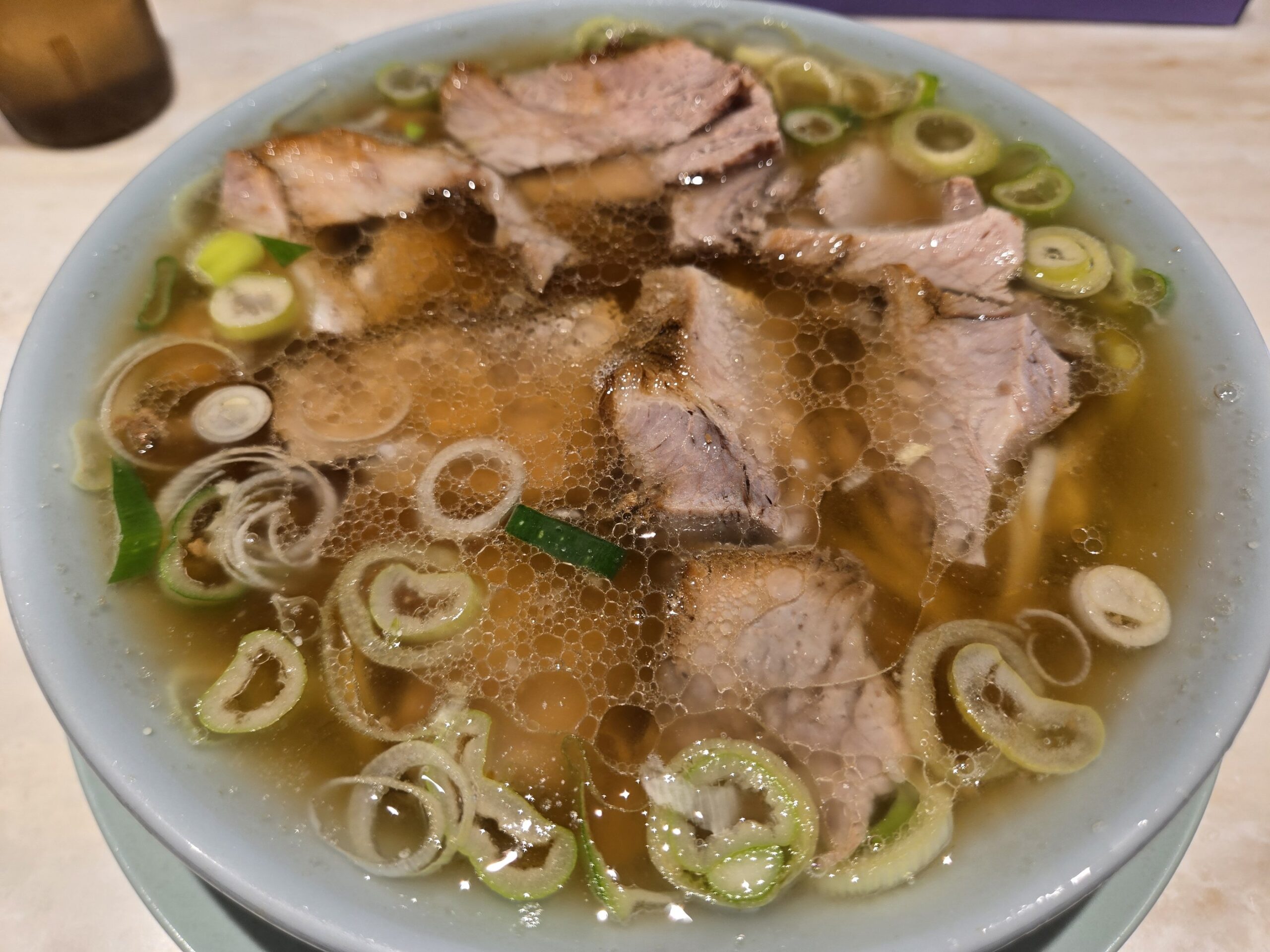 チャーシューとネギたっぷりのラーメン