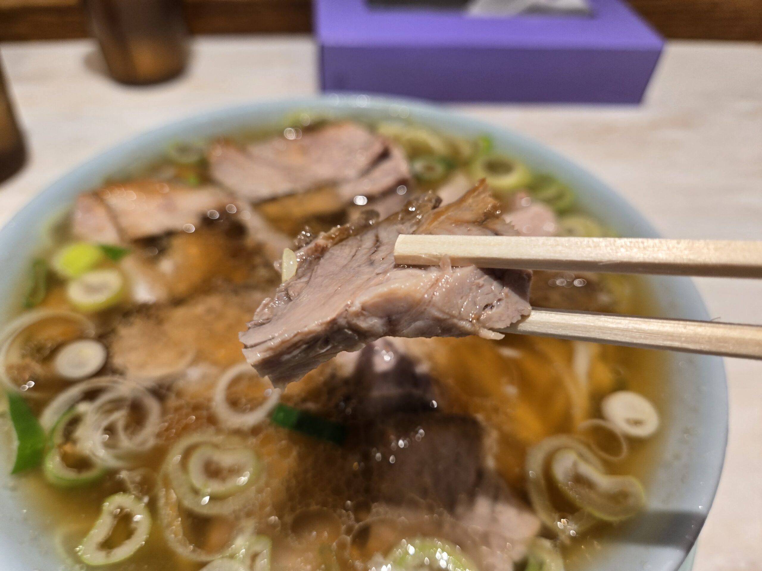 箸でリフトアップしたチャーシュー