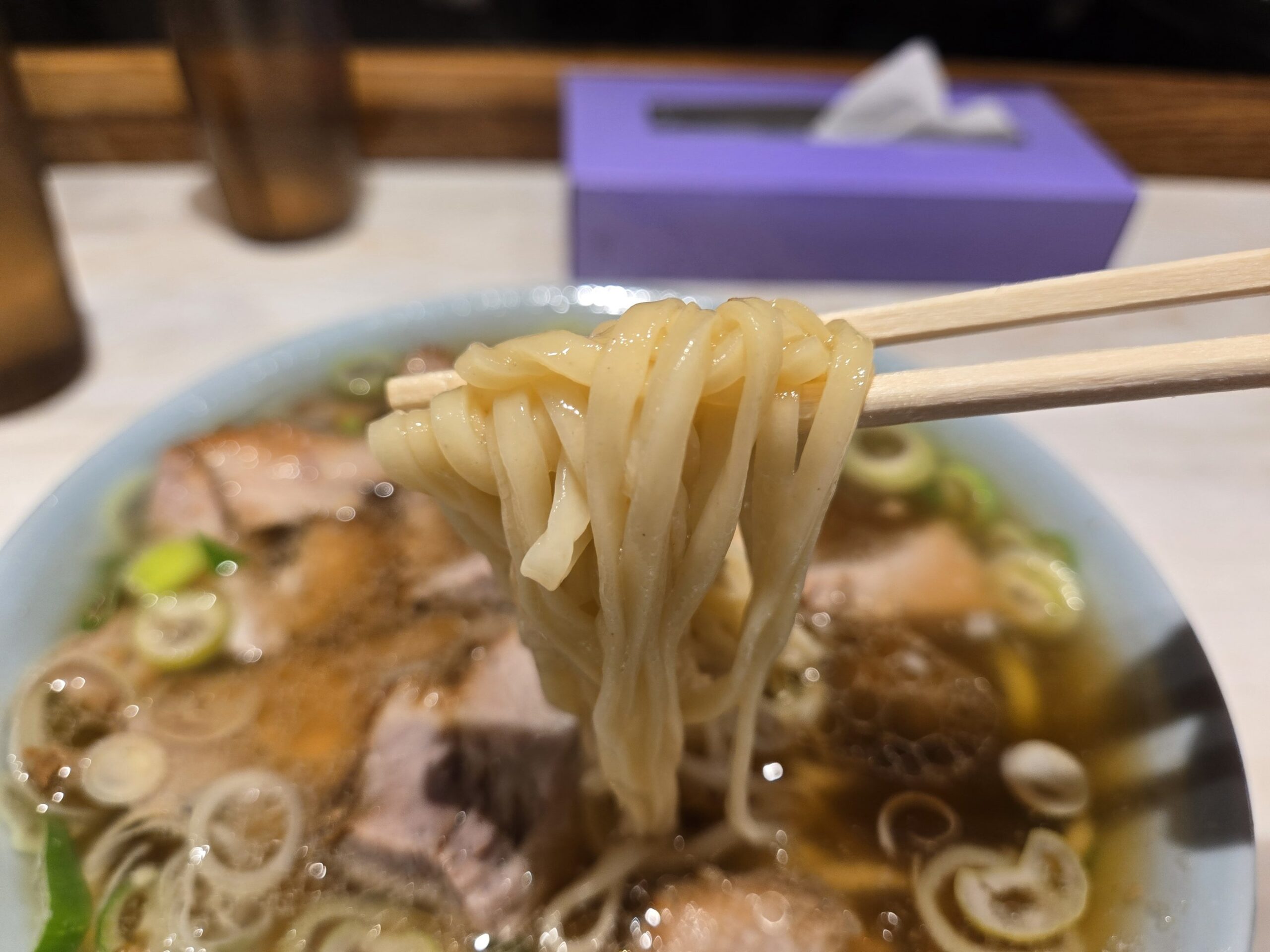 箸でリフトアップした麺