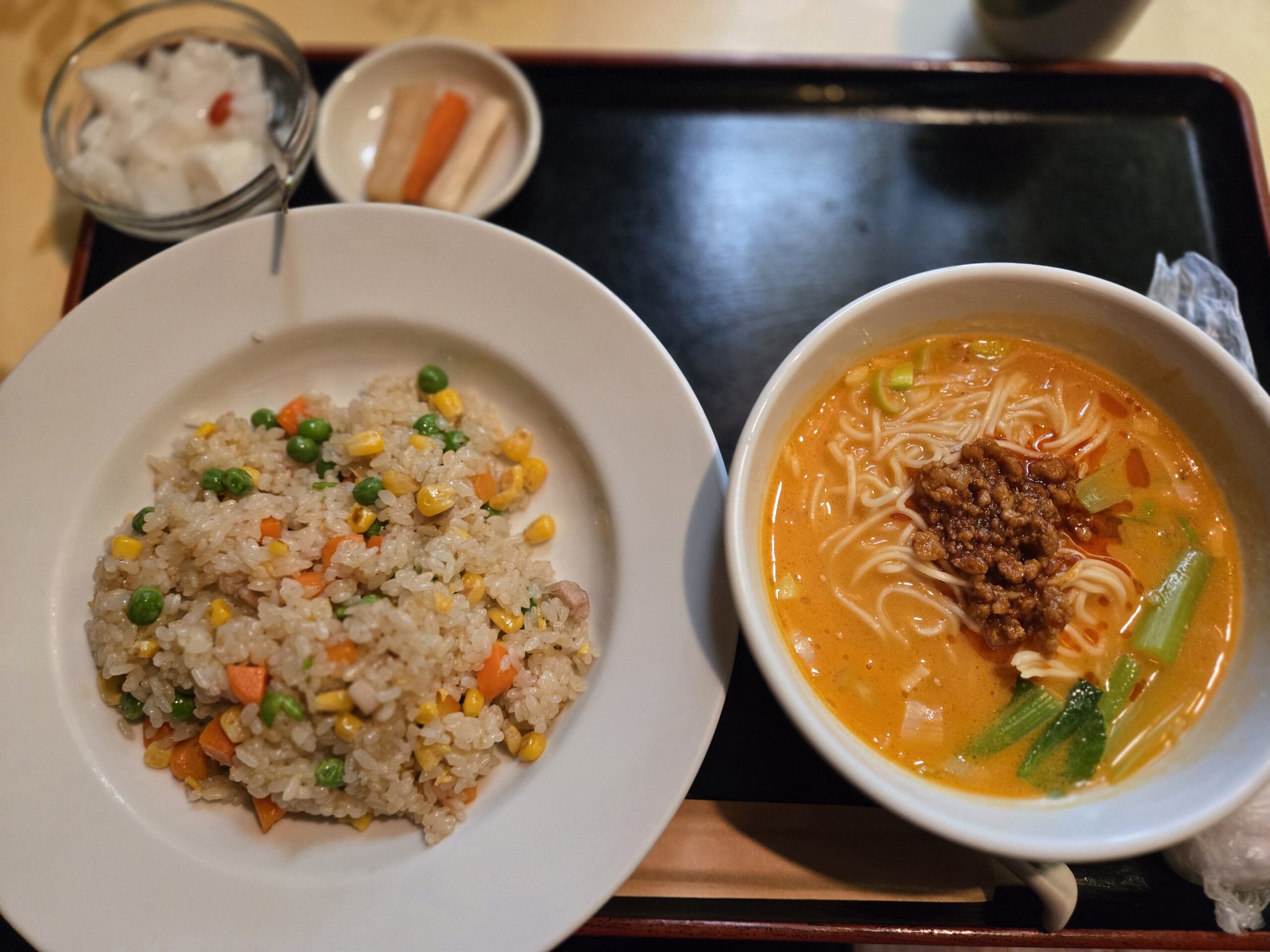 五目チャーハンと担々麺セット