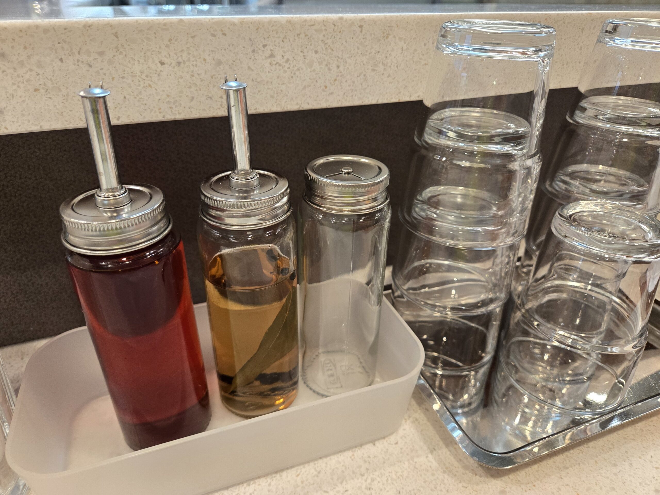カウンターにある調味料瓶