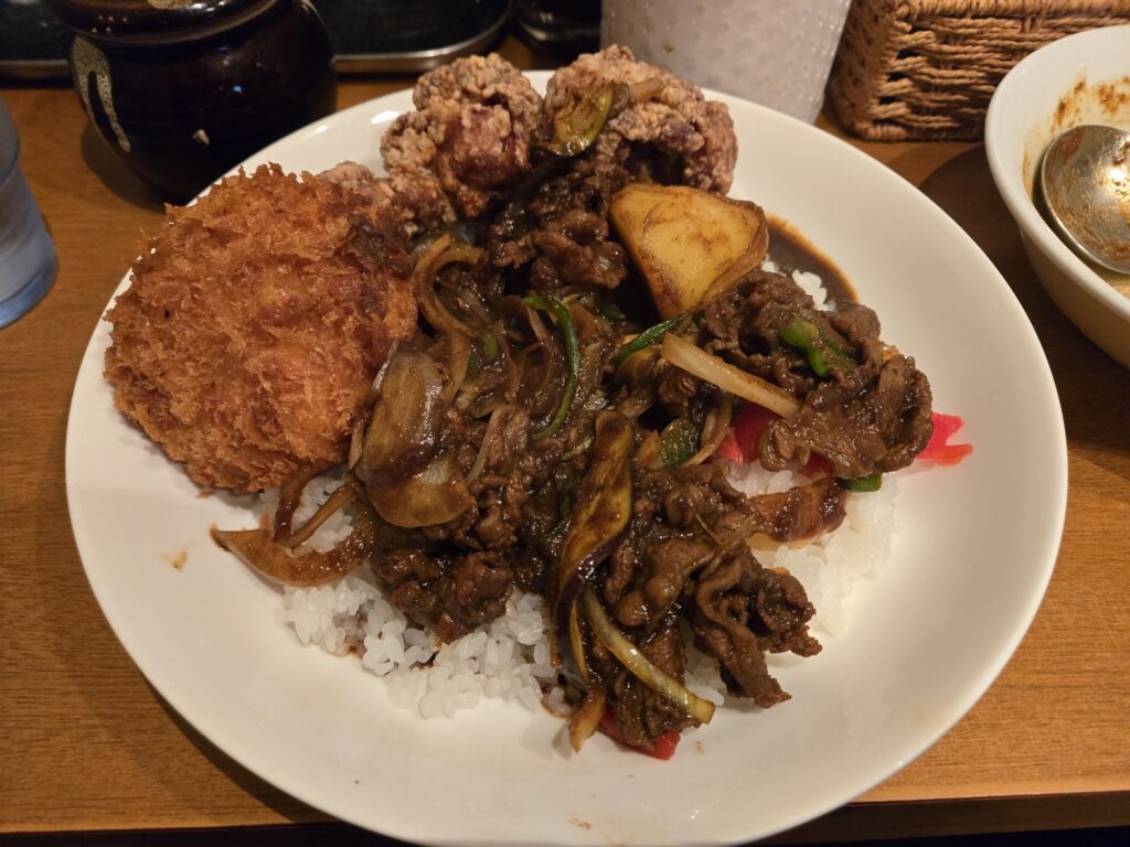 カレーライス、カニクリームコロッケ、唐揚げ