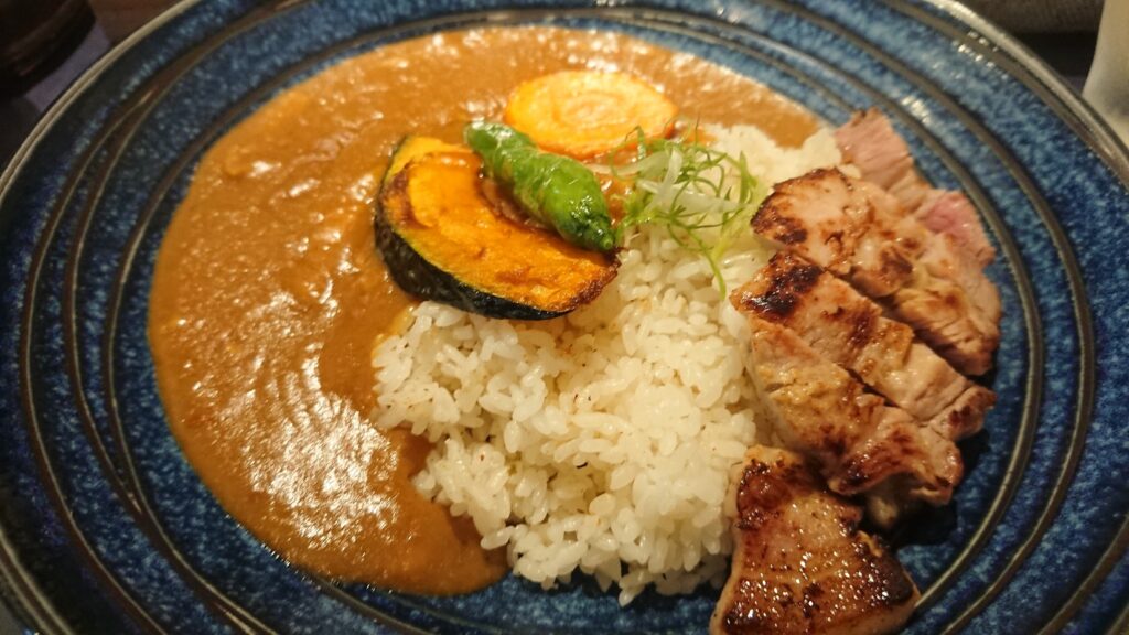 豚肉とかぼちゃがのったカレーライス